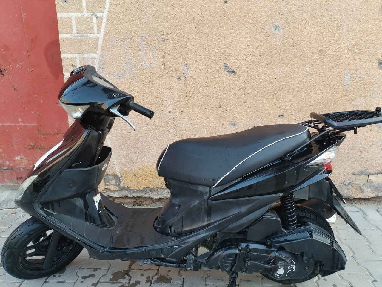 السلام عليكم دراجة البيع ادرس ياباني نضافه فول كهربائيات كله شغال السعر 650بيه مجال شي قليل مكان كوت زويريجات ***********
