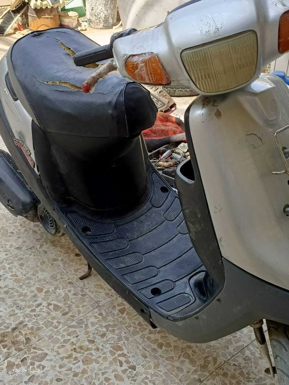 بطه ياماها 
كهربائيات كلها شغاله 
بك لايت واشاير شغالات فقط بدون باتري 
المكان كربلاء الامن الداخلي 
الدراجه بعدها على السحك توها كالعه من تجفيت 
سعر 200
***********واتساب متواجد

نص مكتوب في الصور:
- ایلیا حیدر
- ايليا حيدر