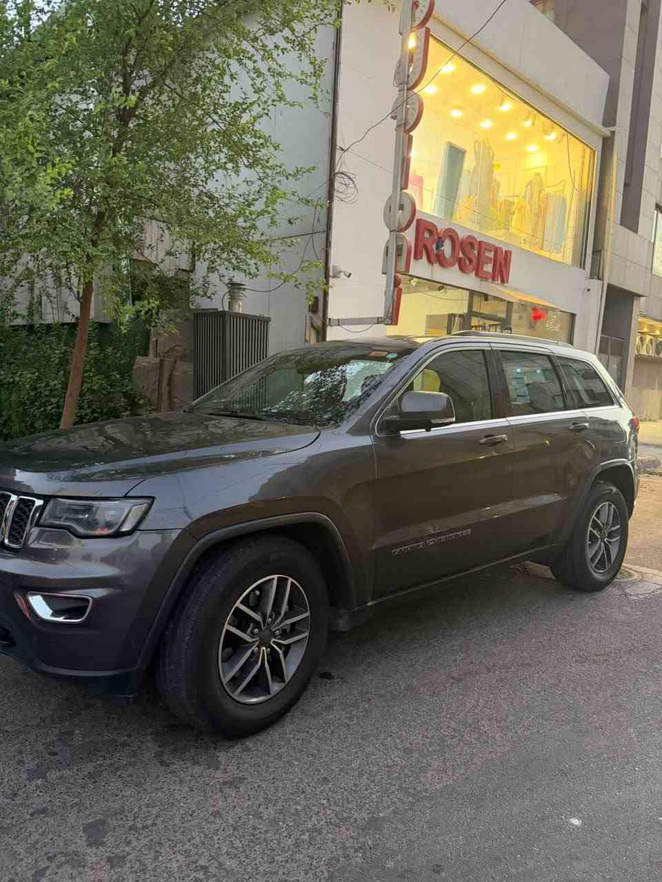 جيب لاريدو ٢٠١٨ خليجي ماشية ١٤٩٢٩٣
رقم بغداد باسمي
فول مواصفات بس فتحه مو سلايت مابيها قطرة صبغ  فقط طخه بكد اصبع اباب السايق ليجوه ممصلحه
سعر ٢٢ ألف دولار

***********
