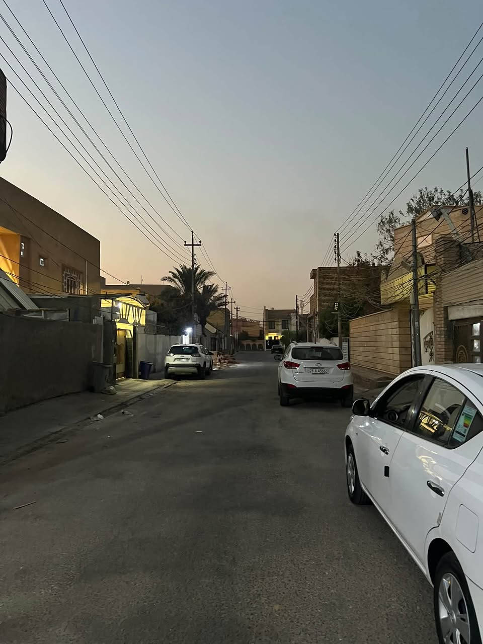للبيع دار ٣٠٠ متر حي المهندسين قريب على طريق الجنه البيت مكانه حلو والمهندسين معروف بلهدوء والخدمات 
يحتوي على ٤ غرف وصاله كبيره واستقبال كبير ومطبخ حار وبارد وكراج وحديقه
للاستفسار اكثر الاتصال او زيارة المكتب 
***********
***********
عنوان المكتب:النجف الاشرف شارع المجمعات قرية الغدير٢بلوك٧دار٢٤
