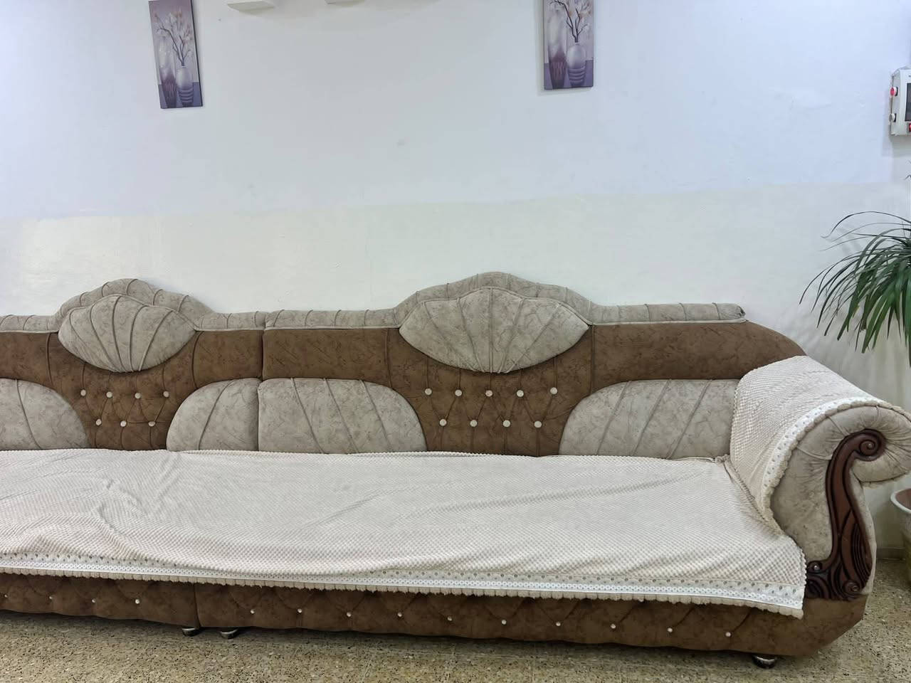 السلام عليكم طخم ديوان 9امتار بس مقعد واحد معيوب قماش الطخم 350وبي مجال حي السماح ***********
