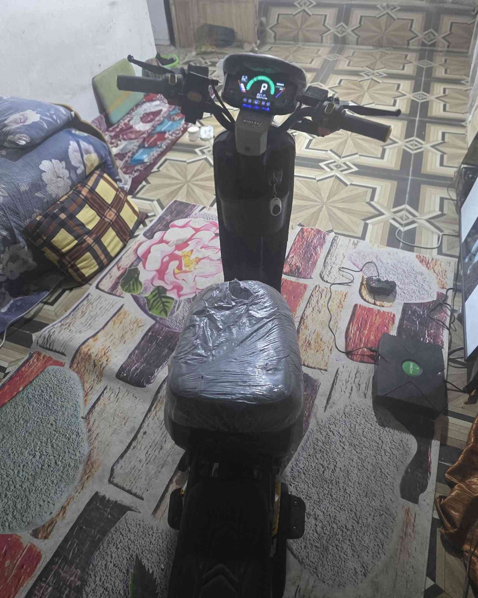 السلام عليكم
دراجة R9 2026 مكفولة من كلشي بعدها على وضع الشركه 

والبطاريات على وضع الشركة ويمك الصور وشوف استخدام شهر ضبط وممشاها جدا قليل 

اخت الجديدة بضبط وبعدها على جيس الشركة وتكدر تجي تفحصها بنفسك 

مكاني الهارثة ناحيه المصطفى 

السعر 500 قفل 

للتواصل ***********
