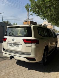 � للبيع تويوتا لاندكروزر GXR موديل 2023 ▫️ اللون: أبيض ▫️ الممشى: 75,0...