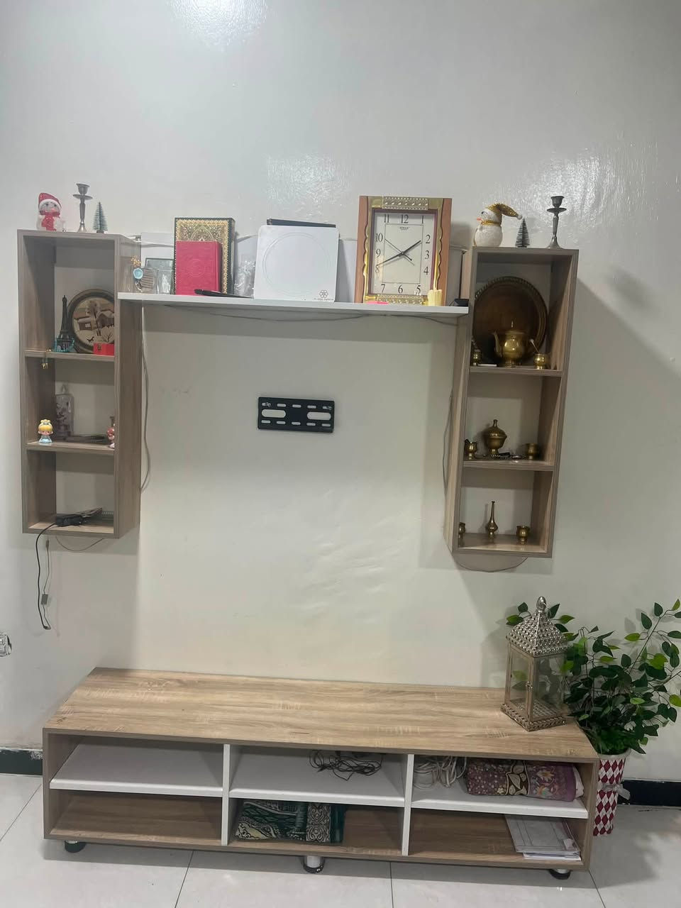 ميز شاشة مع مكاتب جداد ونضاف موجودين بالمنصور للتواصل ***********
