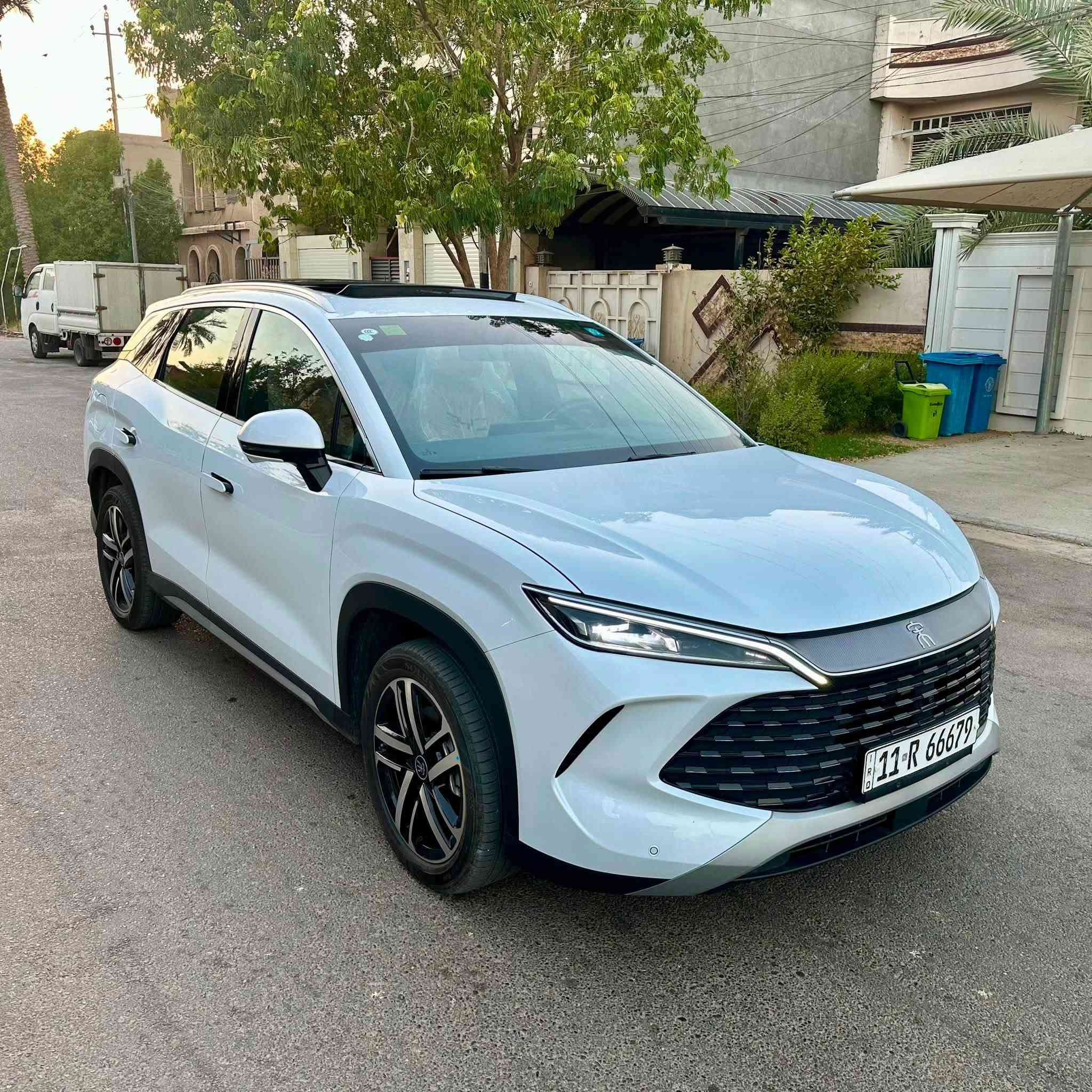 BYD SONG L (مطابقة لمواصفات العراق والخليج)
سنة الصنع :-2025
عداد المسافة الكلي :- 8000 فقط
مدى البطارية :-120 كيلو متر
رقم بغداد بأسمي شخصيآ
المواصفات :- 
1- فتحة سقف بانوراما
2- بصمة ابواب وصندوق وتشغيل
3- صندوق كهرباء
4- كرسي السائق فقط كهرباء
5- داخل جلد مشمشي 
6- شاشة قلاب 
7- 5 كامرات
8-حساس امامي خلفي + رادار امامي
9- عليه اضافات ارضيات وعازل حراري ب300 الف
العنوان :- الكرخ - حي الخضراء
السعر :-31،000،000 د.ع بيه مجال جدا بسيط
للتواصل :-***********
