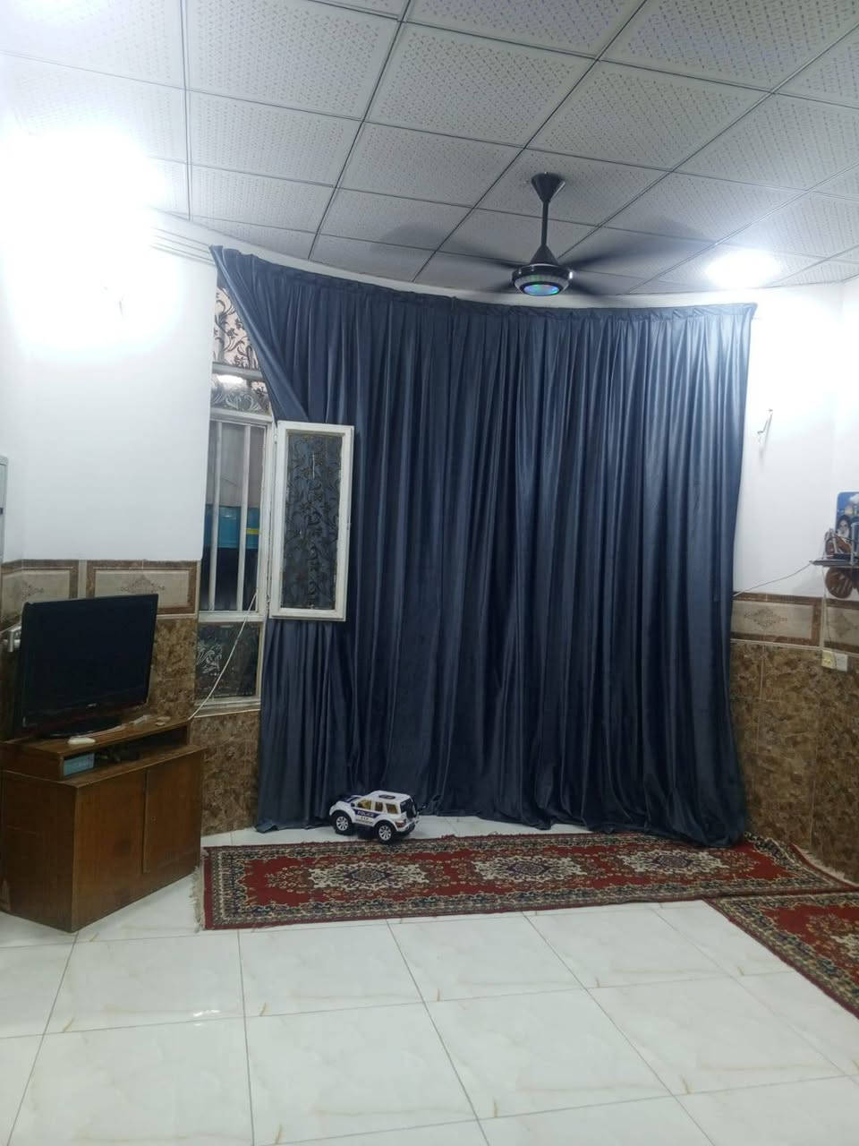 السلام عليكم عندي بيت 200متر واجه20ونزال10 طابو زراعي سند 25 مسجل على طابو صرف  غرفتين نوم 4ونص في 4وستقبال 8ونص في 4المطبخ 4في4  والصاله 4في 6 وحمام داخلي  وصحيات خارجيه.  كربلاء حي الجامعه  جامعة فريحه شارع الجبور   بناء 2024 للاستفسار إلاتصال على الرقم ***********
