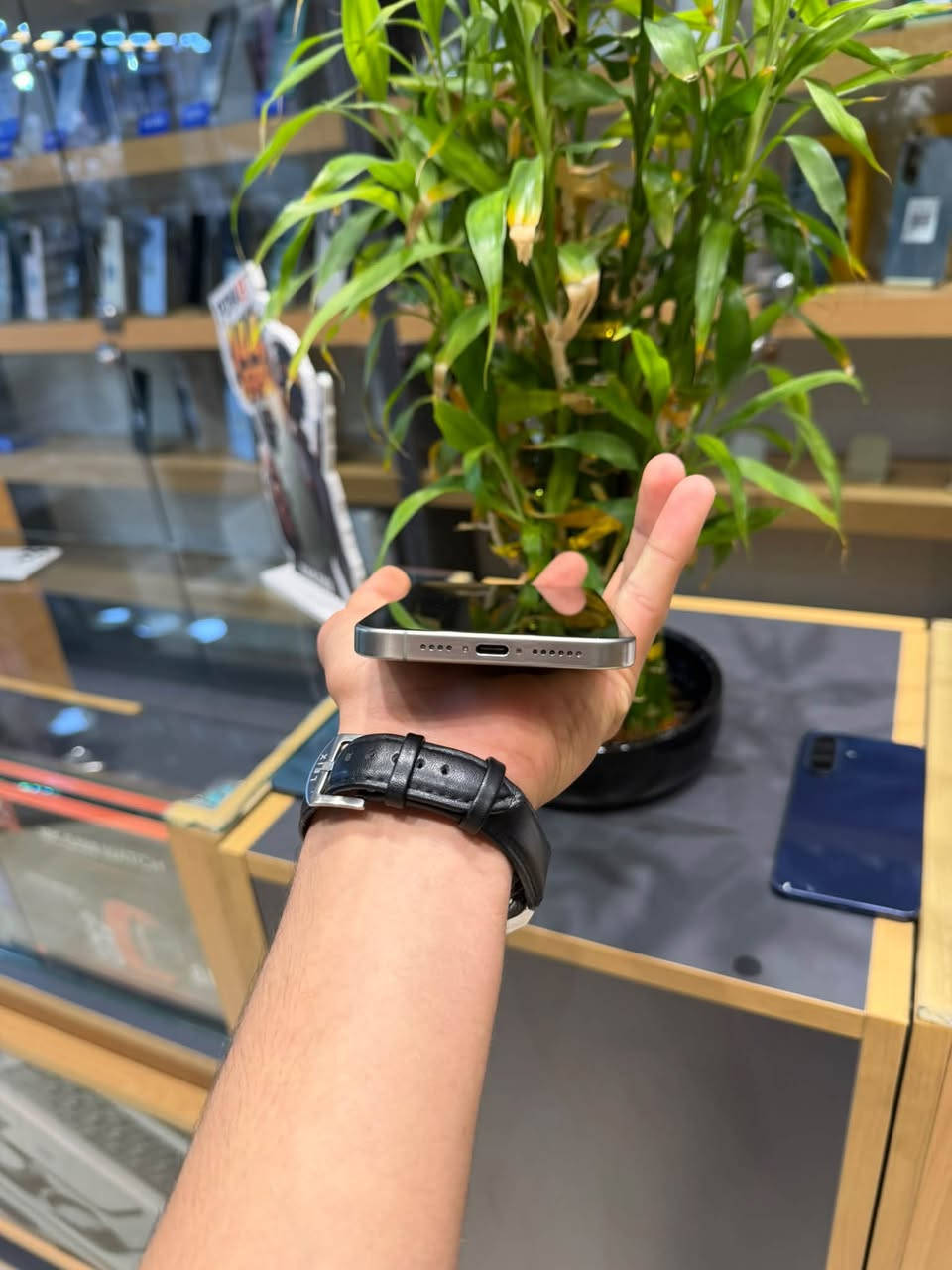 iPhone 15 Pro Max
ذاكره 256
البطاريه 85
مشحون825مره 
الجهاز نضافته 100بل100
سعر مليون 100 وبي مجال 
إلا ستفسار اكثر اتصال على هاذه الرقم 
***********
