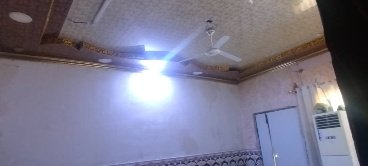 السلام عليكم بيت تجاوز حي الباقر الاول قرب مدرسه كاظمه وقريب على محطة الغاز ابو عقيل يتكون البيت من غرفتين 5/4 وصاله 5/6 وديوان 4/4 ومطبخ 3/4وحمام داخلي  وصحيات خارجيه  كله صب كونكريت سيراميك وكهرباء شغل درجه اولى تجي وشوف بعينك  مساحة البيت لكلي 200متر
***********
*********** وات ساب
السلام عليكم بيت تجاوز حي الباقر الاول قرب مدرسه كاظمه وقريب على محطة الغاز ابو عقيل يتكون البيت من غرفتين 5/4 وصاله 5/6 وديوان 4/4 ومطبخ 3/4وحمام داخلي  وصحيات خارجيه  كله صب كونكريت سيراميك وكهرباء شغل درجه اولى تجي وشوف بعينك  مساحة البيت لكلي 200متر
