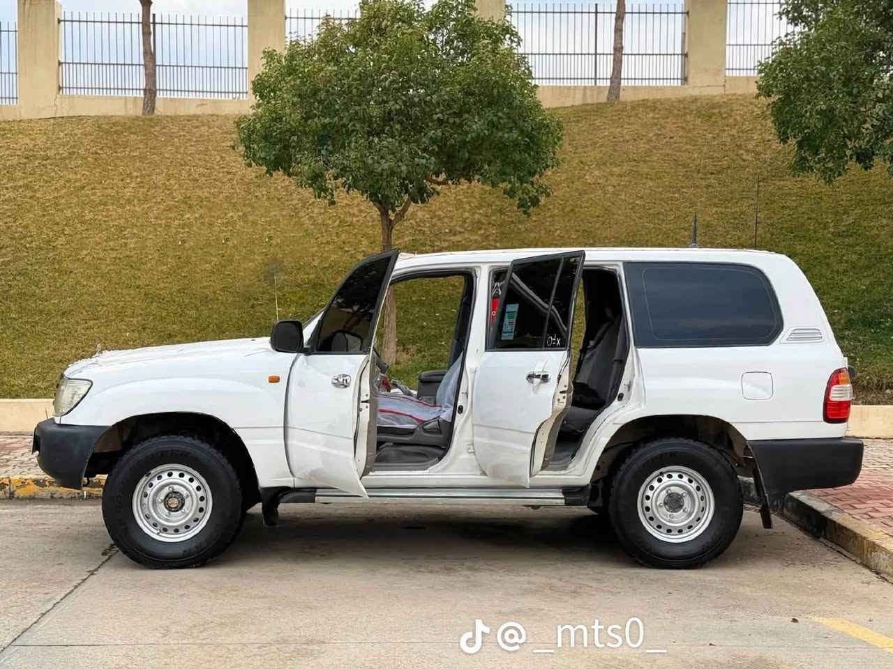 السلام عليكم لاندكروز. سلك للبيع او المراوس السياره مديل 2003 السياره مكفوله من الحادث مصبوغه عام بدون حادث رقم أربيل بسمي مكينه كير خير من الله تبريد ثلج صدر جديد مكاني بغداد السعر ١٣٥.       ‭.    ‭***********‬

نص مكتوب في الصور:
- @_mts0_
- @mts0