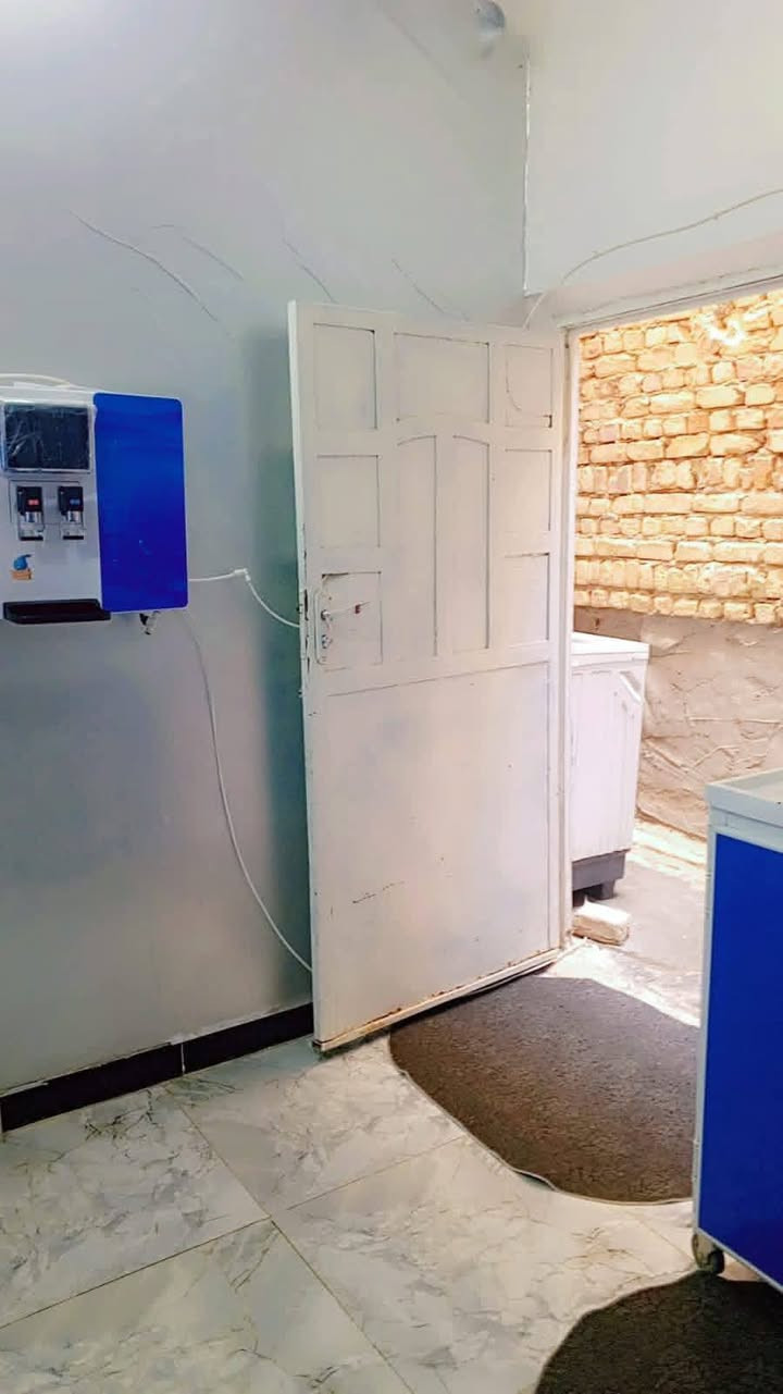 🏡 دار سكن راقي للبيع (طابو صرف)
📍 الموقع: حي الشرطة 
📏 المساحة: 100 متر مربع
🏗️ التصميم: طابقين (عگادة)، نظيف وممتاز جداً وجاهز للسكن الفوري.
​✨ تقسيم البيت من الداخل:
• 🚪 استقبال منفصل للضيوف
• 🛋️ صالتين معيشة واسعة
• 🛏️ 3 غرف نوم مرتبة
• 🍳 مطبخ عملي
• 🚿 صحيات داخلية وخارجية متكاملة
• ⚡ الخدمات: المنطقة خادمة ومكتملة بكل الخدمات الأساسية.
​💵 تفاصيل المصرف:
• الدار مطلوب 72 للمصرف العقاري 
• القسط الشهري: 330 ألف دينار عراقي فقط!
​📞 للتواصل ومعرفة السعر باليد:
اتصل الآن أو راسلنا على الأرقام:
📲 ***********
📲 ***********
​💬 اضغط (لايك) وعلق بـ (تم) وتوصلك كل التفاصيل فوراً!
​🏢 مكتب دبي للعقار والمقاولات العامة
