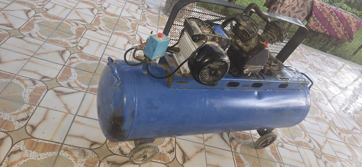 كنبريسر للبيع حجم ٢٠٠ عل فحص صناعه تركي كهرباء سنكل الشراي يجي خاص او ينتصل عله الرقم ***********العنوان حله السعر ٣٥٠
