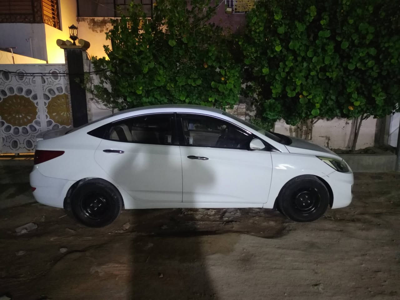 سياره اكسنت خليجي موديل 2016 مكينه 1400 بيه طخه بلجاملخ الامامي ولجاملخ الخلفي كير ومكينه وحداديه وتبريد وتدفئه مكفوله رقم نكليزي سعره 75 ورقه للتواصل ***********
