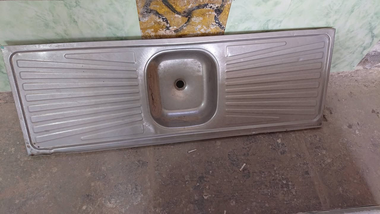السلام عليكم 
غراض للبيع 
باب pvc جديد مامشدود قياس 80×190
شاشة عاطلة
كاونتر قطعتين متر بمتر ونص
مظلة شمسية مال بسطية حجم كبير 
سنكي المنيوم جناحين 
المكان الديوانية للاتصال ‏‪***********‬‏

