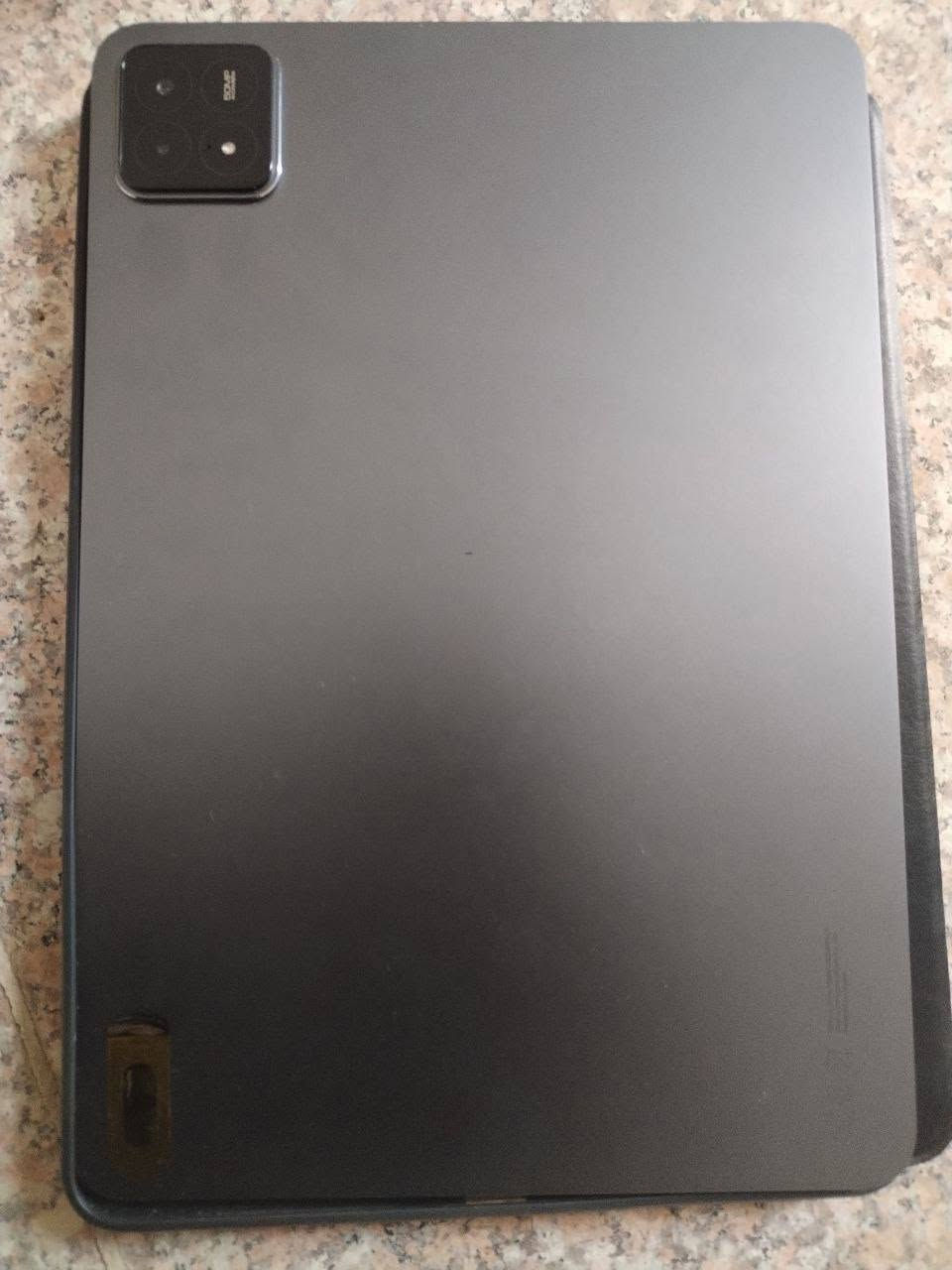*مواصفات Xiaomi Pad 6S Pro 12.4* 🔥
هذا اقوى تابلت من شاومي حالياً وينافس الايباد برو

### *المواصفات الاساسية*

*1. الشاشة* 
- *الحجم*: 12.4 انش 
- *النوع*: IPS LCD بدقة 3K `3048 x 2032`
- *معدل التحديث*: 144Hz
- *السطوع*: 900nits + يدعم HDR10, Dolby Vision
- *الالوان*: 1 مليار لون

*2. الاداء*
- *المعالج*: Snapdragon 8 Gen 2 - هذا معالج فلاكشيب مال تلفونات الغالية
- *الرام*: 8GB / 12GB LPDDR5X
- *التخزين*: 256GB / 512GB UFS 4.0 سريع جداً
- *النظام*: Android 14 مع HyperOS

*3. البطارية والشحن*
- *البطارية*: 10000mAh
- *الشحن*: شحن سريع 120W Turbo Charging 
  يشحن من 0 لـ 100% بـ 35 دقيقة تقريباً

*4. الصوت والكاميرا*
- *الصوت*: 6 سماعات ستيريو مع Dolby Atmos
- *الكاميرا الخلفية*: 50MP مع PDAF
- *الكاميرا الامامية*: 20MP للسيلفي واللايف
- *بصمة*: جانبية

*5. اضافات*
- *الوزن*: 590g
- *السمك*: 6.26mm
- *يدعم*: قلم Xiaomi Focus Pen + كيبورد 
- *الواي فاي*: Wi-Fi 7
- *بلوتوث*: 5.4

### *يناسبك لو لا يا زيد؟*
*ايجابيات:*
- الشاشة كبيرة 12.4 ممتازة للدراسة والملازم
- المعالج قوي تشغل عليه اي لعبة او مونتاج للتيك توك
- البطارية جبارة والشحن 120W يخبل
- 6 سماعات الصوت سينمائي

*سلبيات:*
- سعره غالي نسبياً مقارنة بالـ Pad 6 العادي
- حجمه كبير وثقيل شوية اذا تريده للجامعة كل يوم

*الخلاصة*: اذا تريد "جهاز يعيش وياك بالجامعة 4 سنين" وتستخدمه للدراسة + تصميم فيديوهات تيك توك + العاب فهذا وحش.

السعر 450 وبي مجال كلش للتواصل ‏‪***********‬‏،،،،،، او علق اراسلك خاص 🫀💙
