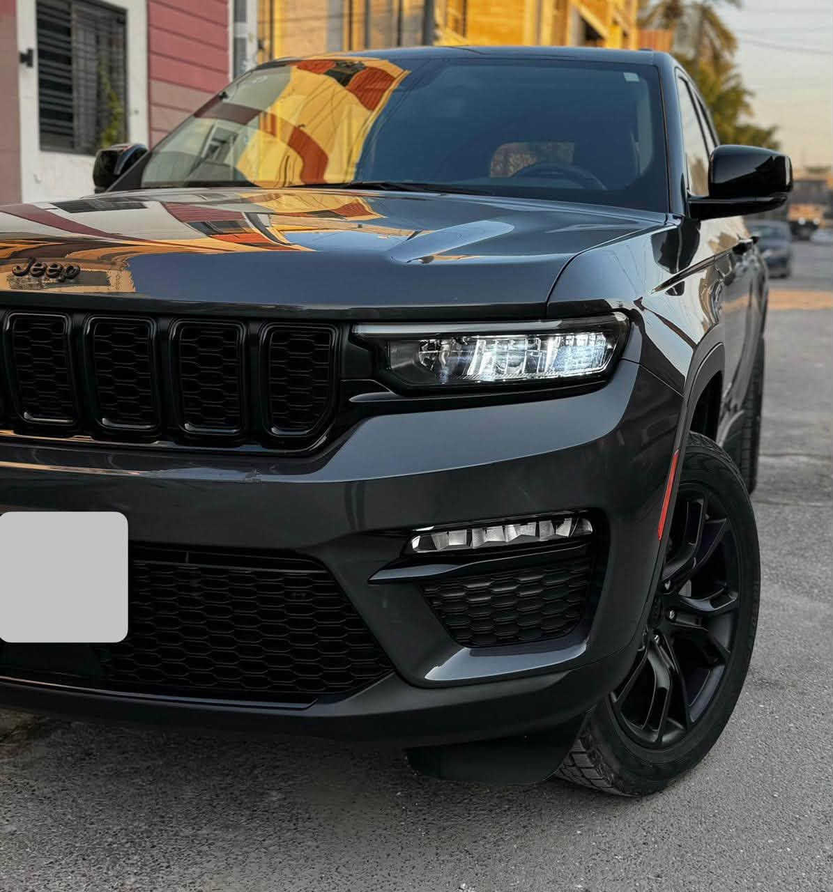 من رخصة الادمن
جيب كراند شيروكي لمتد
الموديل : 2023
المحرك:V6, 3.6L
السياره : 5 راكب المرغوب 
اللون :اسمنتي و النيكل و كل التطعيمات بلاك
رقم بغداد بسمي تحويل ثاني يوم
المواصفات :دفع رباعي 4x4
* قيادة ذاتية عند المنعطفات.
* رادار امامي مع مانع تصادم. 
* تحذير الخروج عن المسار. 
* مستشعر نوم السائق مع نظام التوقف الآلي. 
* تحذير النقطة عمياء  .
* إنارة محيطية 
* شاحن موبايل وايرلس. 
* تعديل وضعيات مقود السائق
* ويل قياس 20 انج.
* شاشه كبيرة 10.1 انج. 
* نظام الخرائط (GPS).
* عرض خرائط الطريق على لوحة القيادة.
* المصابيح الأمامية LED. 
* كشافات ضباب
* تشغيل عن بعد.
* الصندوق الخلفيي كهربائي.
* ذاكرة لحفظ وضعيات الجلوس للسائق.
* المقاعد الأمامية كهربائية.
* المقاعد الأمامية تبريد وتدفئة.
* المقاعد الخلفية تدفئة.
* حساسات امامية خلفية. 
* مكيف خلفي مع وحدة تحكم منفصلة. 
* تدفئة ستيرن. 
* مانع تصادم خلفي.
* محدد سرعة. 
* نظام التشغيل والاطفاء الاوتوماتيكي .
* نظام بريك اوتماتيكي.
وبعد بيه هواي مواصفات.
حادثها جانبي بالباب
سياره مسويله صيانه دهن وفلتر ومابيه اي نقص
مكاني البصرة
سعر السيارة 305 ورقة امريكي و بيها مجال بسيط 

اتصال  👈 ***********
