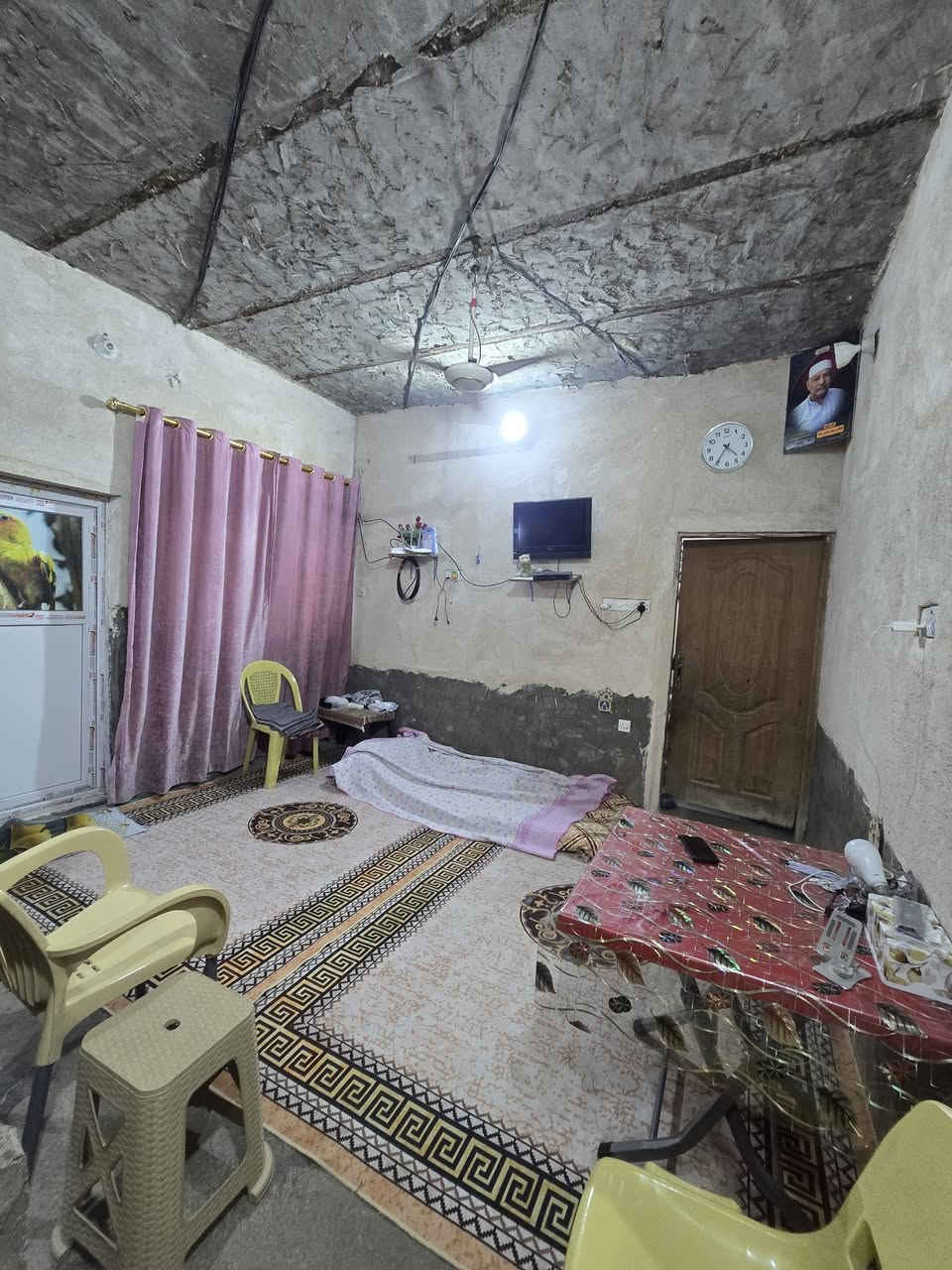 بيت لبيع بشارع المطار الجديد بشارع اسواق فدك المساحه ١٠٠متر يحتوي على غرفه وصالالت ٢ ومطبخ وصحيات السعر ١٤ مليون الساس كونكريت البناء بلوك السكف عكاده البيت عايز شغل للستفسار ***********مكتب بركات ام البنين قرب مثلجات سنبله
