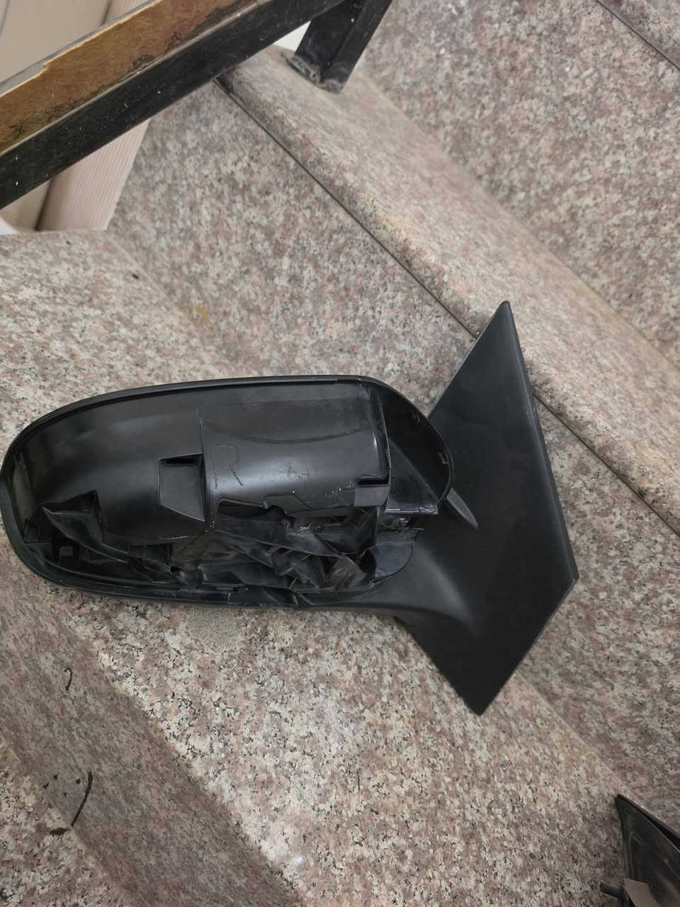غراض كورلا من موديل 14 لل 19
1_ مري جانبيه وحده اصلي وحده تجاري بيهن وحده نقص كفر وحده ضرر مرايه
2_ راديتر 
3 _ لايت اصلي جهت السايق مبدل بس جامه 
***********
