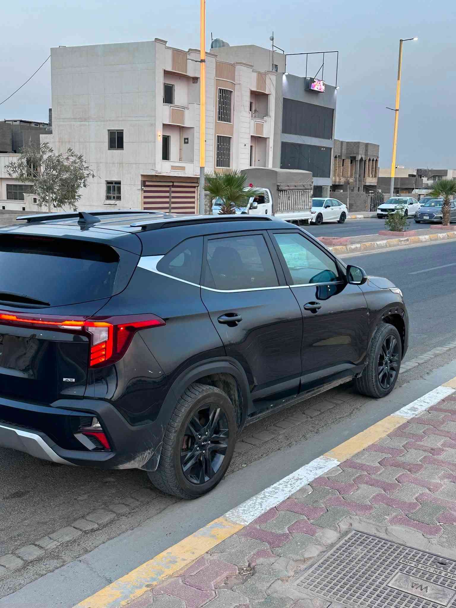 كيا سيلتوس 2024 اكس لاين اعلى فئة دخول جديد تترقم جميع المحافظات صور حادثها موجود بصور

الموصفات ⬇️⬇️
المحرك: 1.6 لتر تيربو GDI
 • القوة: 195 حصان
 • العزم: 264 نيوتن.م
 • القير: أوتوماتيك 8 سرعات
 • الدفع: AWD دفع رباعي
 • الشاشة: 10.25 إنچ مع ملاحة
 • العداد: 10.25 إنچ رقمي
 • السماعات: 8 سماعات Bose Premium 🔊
 • شحن لاسلكي للموبايل
 • Apple CarPlay وAndroid Auto
 • مقاعد أمامية تدفئة + تبريد
 • مقاعد خلفية مدفأة
 • مقعد سائق كهربائي مع ذاكرة
 • فتحة سقف بانوراما
 • HUD عرض معلومات على الزجاج
 • مثبت سرعة ذكي
 • مراقبة النقطة العمياء
 • تحذير/مساعدة الخروج الآمن
 • كاميرا خلفية
 • جنوط 18 إنچ
 • LED كامل
 • Roof Rails سوداء وشعارات X-Line
 • جلد Sofino
 • تشغيل بصمة/
رايدها ب142 ورقه 
***********
