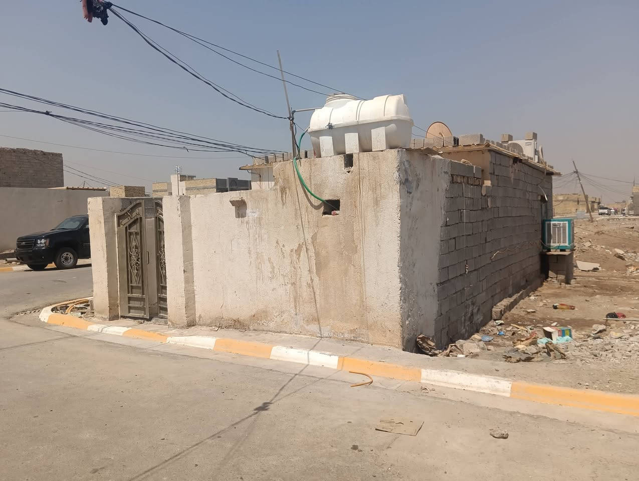 السلام عليكم بيت للبيع تجاوز لا معوض ولا شي حي الموظفين بصف الصحفين مكان كلش حلو كامل خدمات البيت سيراميك  يحتوي علا غرفه 5 متر صاله 5 متر طرمه وصحيات شراي تصل هذا رقمي ***********
