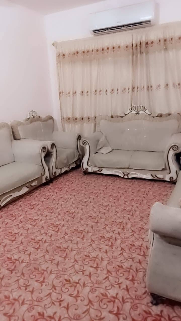 دار للبيع نزلة العيساوي ١٣٠ متر يم مدرسة الصادق الامين
غرفة
صالة 
مطبخ 
استقبال 
صحيات 
للاستفسار الاتصال ***********
***********
او زيارة مكتب أحمد الخفاجي لبيع وشراء العقارات 
طريق السنية مقابل عمود 650
