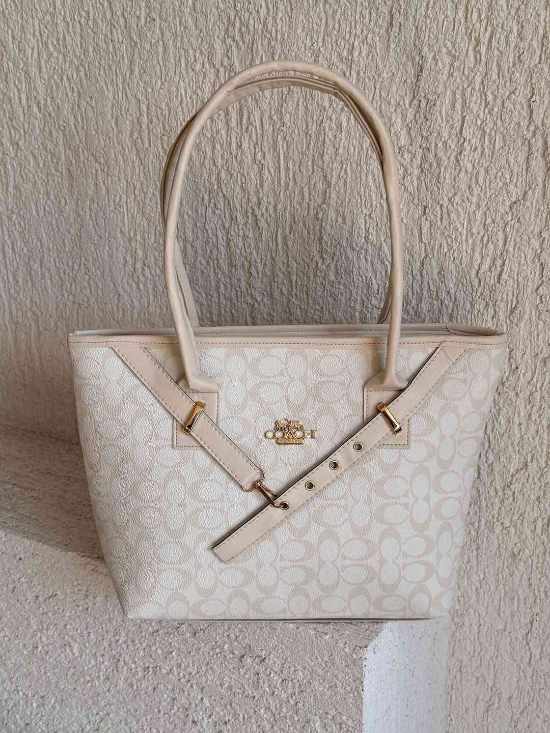 ⁨	✨ ماشا للاحذيه و الحقائب ✨ 

عرض 38cm
ارتفاع 24cm
القاعده 10cm

ماشا للاحذيه و الحقائب 
الديوانيه عفك سوق الجمعه الاول

متوفر توصيل محافضات 
توصيل مجاني داخل عفك 

للحجز دايركت 💌

.
#اكسبلور #عروض #العراق #ماشا_للأحذيه_والحقائب #جاي_من_اكسبلور⁩

نص مكتوب في الصور:
- الوردى نفذ
- ١٠ الف