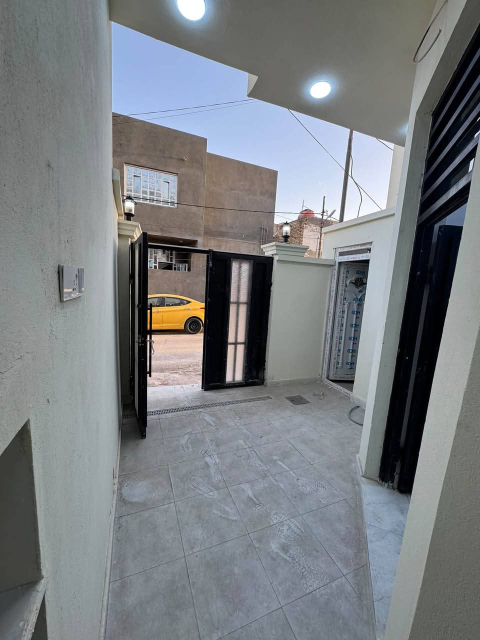 ✨ فرصة عقارية مميزة لا تُفوّت في قلب الديوانية! ✨
​هل تبحث عن منزل الأحلام بتصميم عصري وأنيق؟ بيتك الجديد بانتظارك بموقع استراتيجي هادئ وقريب من أهم الخدمات!
​📍 الموقع: الديوانية - حي الفرات شارع الصب.
​🏡 مواصفات العقار:
​📐 المساحة:100 متر ممتازة واستغلال ذكي لكل متر.
​🛏️ غرف النوم: 3 غرف نوم واسعة توفر لك ولعائلتك أقصى درجات الراحة والخصوصية.
​🛋️ الصالات: صالتين واسعتين بتصميم مودرن حديث يناسب ذوقك الرفيع.
​🚪 الاستقبال: صالة استقبال فخمة ومصممة خصيصاً للمواجب والضيوف.
​🍽️ المطبخ: مطبخ متكامل ومريح يلبي كل احتياجاتك اليومية.
​🚿 الخدمات: 3 حمامات/صحيات متكاملة وموزعة بشكل عالي الكفاءة.
​✨ لماذا هذا المنزل بالذات؟
واجهة عصرية وحديثة بألوان هادئة ومميزة، تشطيبات مريحة للعين، وموقع حيوي قريب جداً من كلية الطب والمرافق الأساسية!  
​📞 للإستفسار أو للحجز والمعاينة:***********
تواصل معنا الآن ولا تفوت الفرصة!
