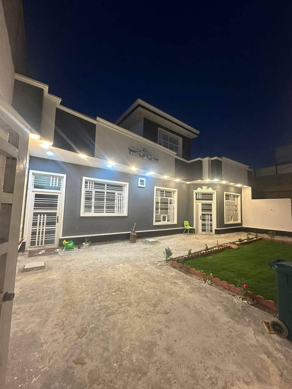 بيت للبيع 200 متر بناء طابوگ
بناء درجة اولى 
غرفتين + غرفة سويت 
مطبخ 
استقبال 
حمام داخلي 
حمام طابق ثاني 
حمام خارجي

السعر 200 مليون 

منطقة هورجب خلف المدارس -شارع فاروق المصور 

 للاستفسار ***********
