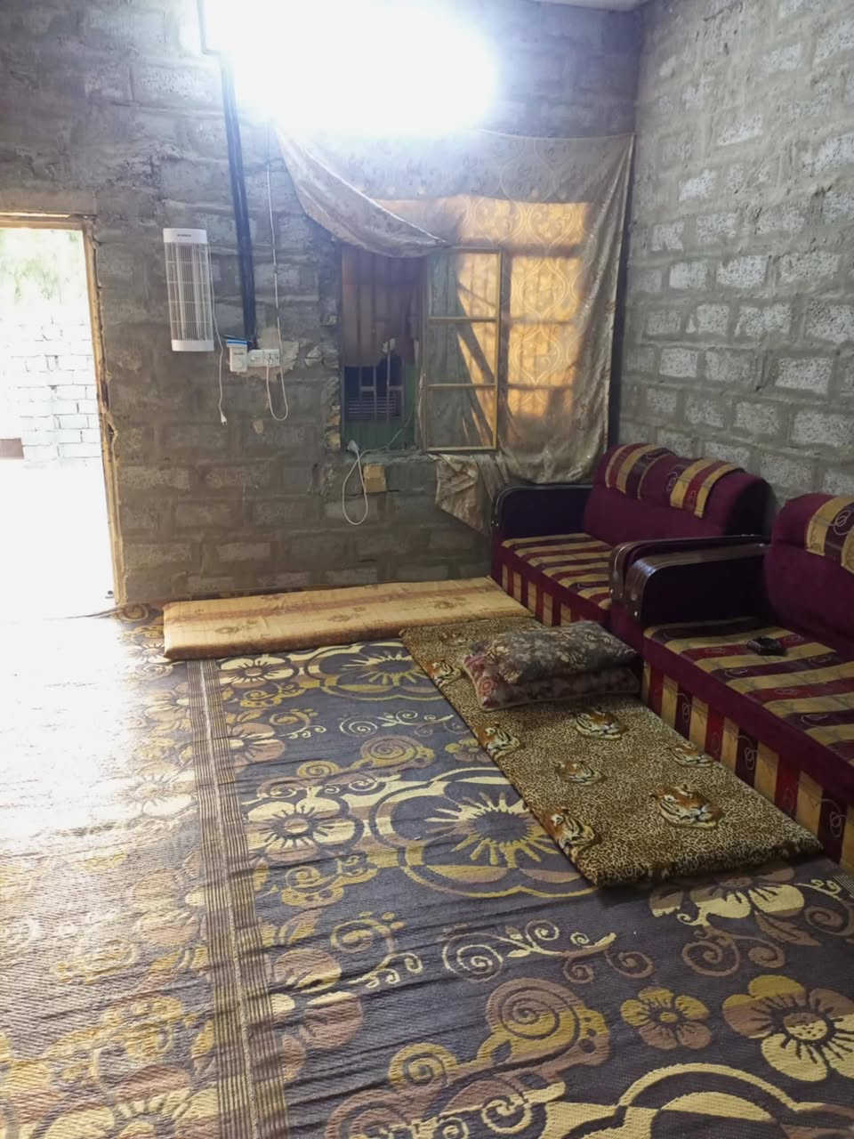 السلام عليكم بيت للبيع في حي المختار المساحه 125
غرفه نوم 
صاله 
مناور عدد2
سقف جينكو سندويج 
شارع 10 
السعر 18 وبيها مجال 
رقم  الهاتف 
***********
