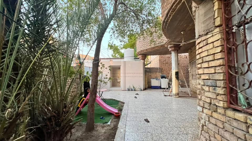 بيت للبيع
حي الحسين (شارع مطعم ابو العبد)

مساحه ٢٥٠متر (كونكريت مسلح )

•الطابق الاول:
•غرفتين
•استقبال
•صاله
•مطبخ
•صحيات ٢

•الطابق الثاني:
•غرفتين
•صاله

الطابق الثاني مو كامل يعني تكدر تبني بعد غرفتين وصحيات

واتساب ***********
