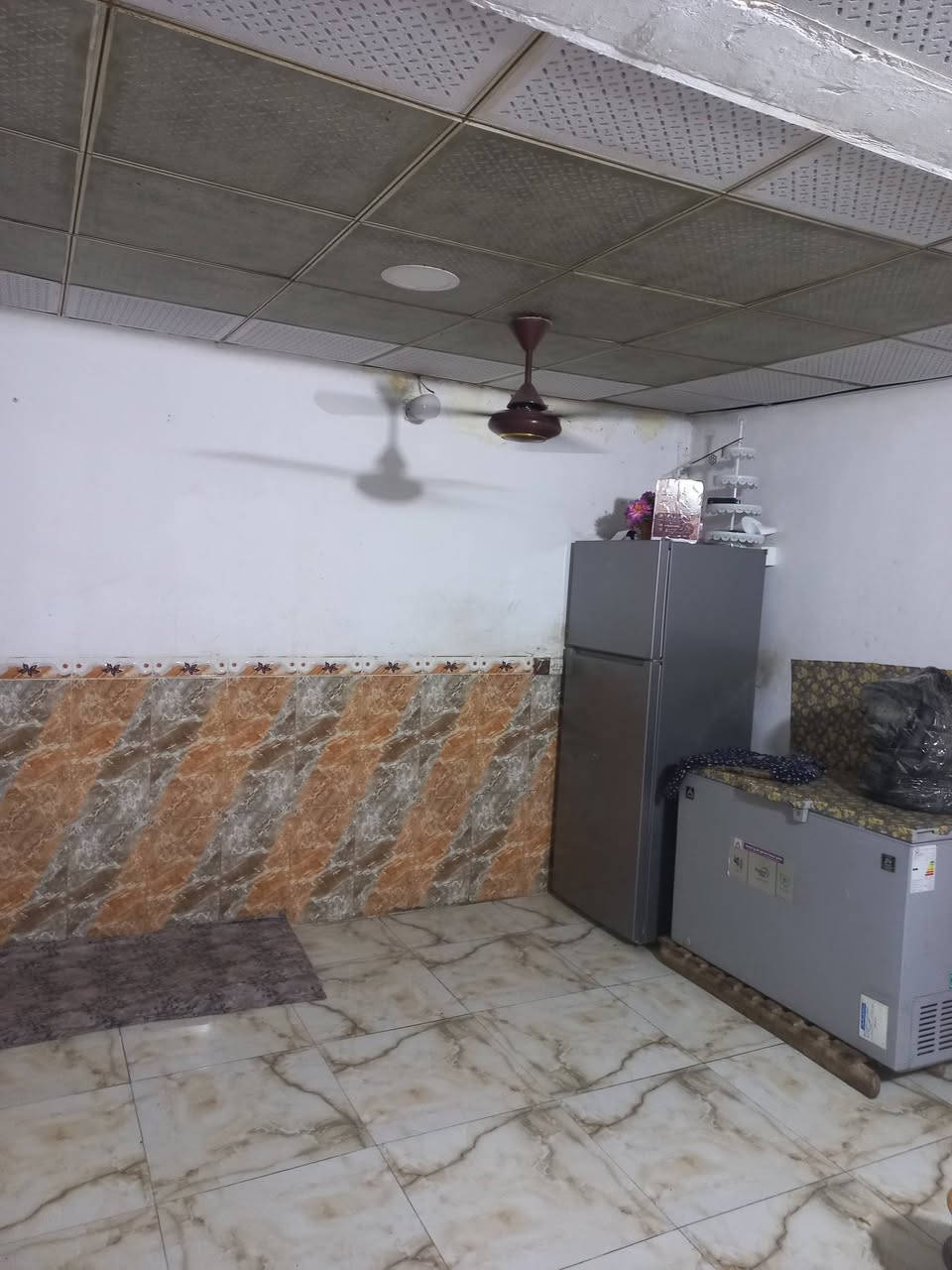بيت للبيع ١٠٠متر يحتوي على ٣غرف نوم واستقبال ٧امتار وصاله ٥امتار و٤حمامات ومطبخ صغير حي العسكري العابد تابع لقطاع ١١ المكرمه كافة الخدمات كهرباء وماء ومجاري ووتبليط وقريب على المدارس  
قرار ١١٧والسعر٦٥ أوبي  مجال *********** واتساب
