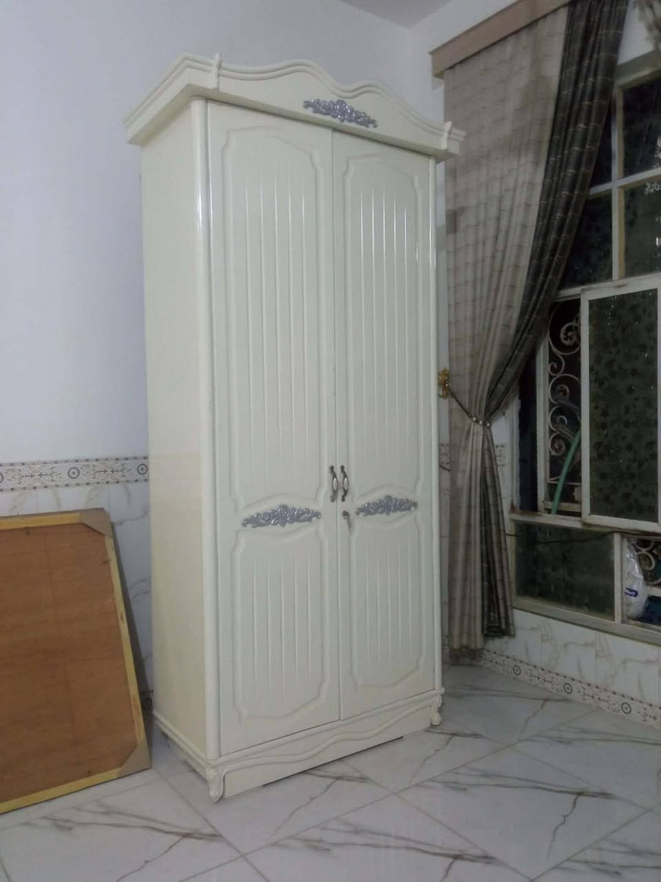 غرفه عراقيه صاج لون ابيض استخدام قليل ١٧٥٠ قفل مابيها مجال ***********
