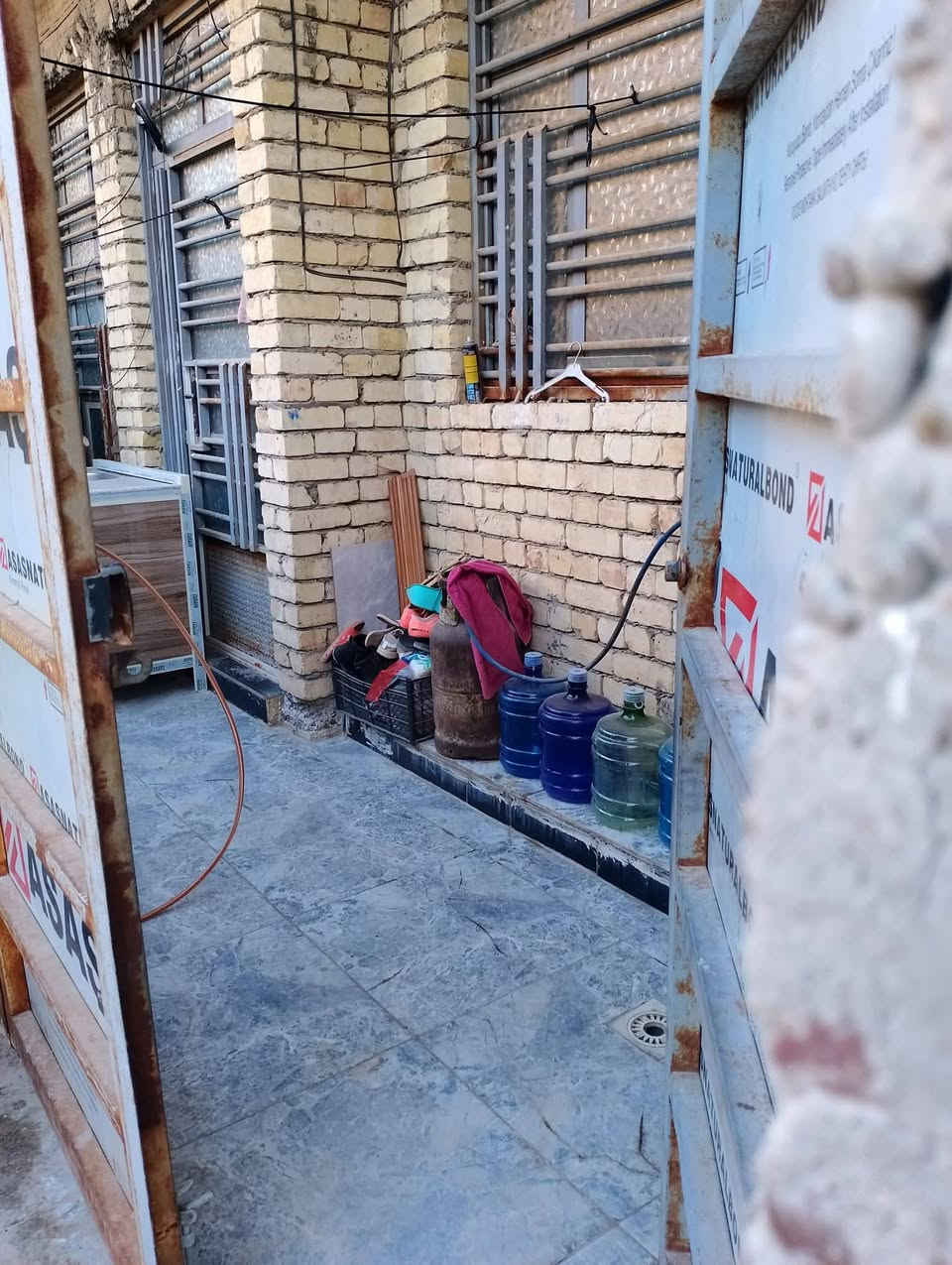 سلام عليكم بيت ركن للبيع مكاتبه فقط مساحه 75 متر مربع طابق الارضي يحتوي على طرمه وستقبال وغرفه ومطبخ وخدمات داخليه وخارجيه الطابق العلوي هيكل يحتوي على 3 غرف نوم وحمام نقص ستاره وبيتونه وشتايكر خدمات كامله مقابيل طابو سعر (80) وبي مجال بسيط العنوان الامين الثانيه سده قرب ابو نبأ المضمد بيت غلام للأستفسار اتصل واتساب (***********) ابو امير
