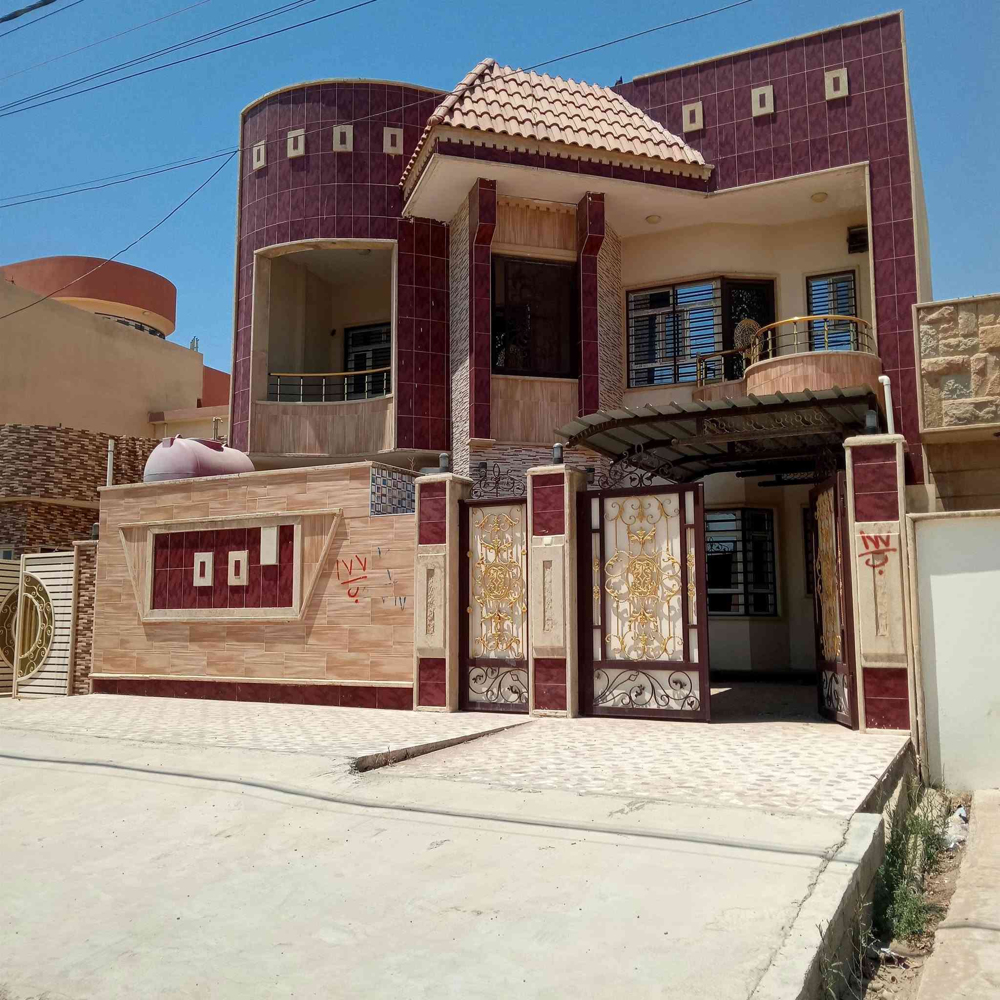 عروض مكتب انوار الخير
دار للبييع على شارع تلكيف 
مساحه ٢٤٠ متر طابقيين
طابق الول استقبال ومطبخ وهول
وغرفتيين نوم وصحيات
طابق ثاني ٣ غرف نوم وهول ومطبخ
وصحيات 
طابق ثالث غرفه وبيتونه
دار فارغ استلام فوري
***********
***********
