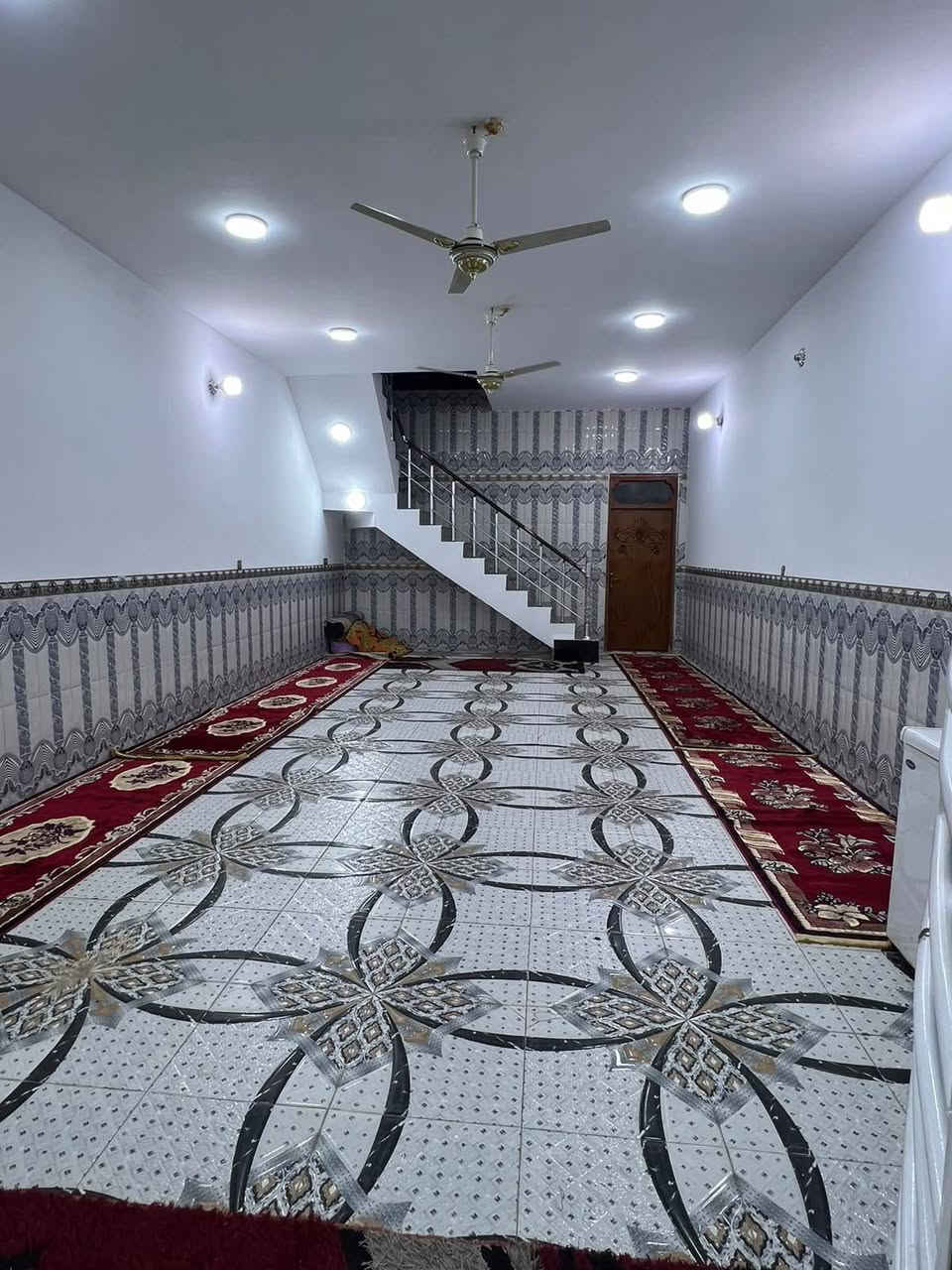 بيت للبيع🏚️مساحه/1000/متر متكون من 6/اغرف   كافه الخدمات ماء💧وكهرباء💡ومدارس🏫شارع تبليط🛣️العنوان✍🏻النجف الاشرف مقابل قريه الغدير شارع المطحنه الاستفسار الرقم📱***********/📞***********
