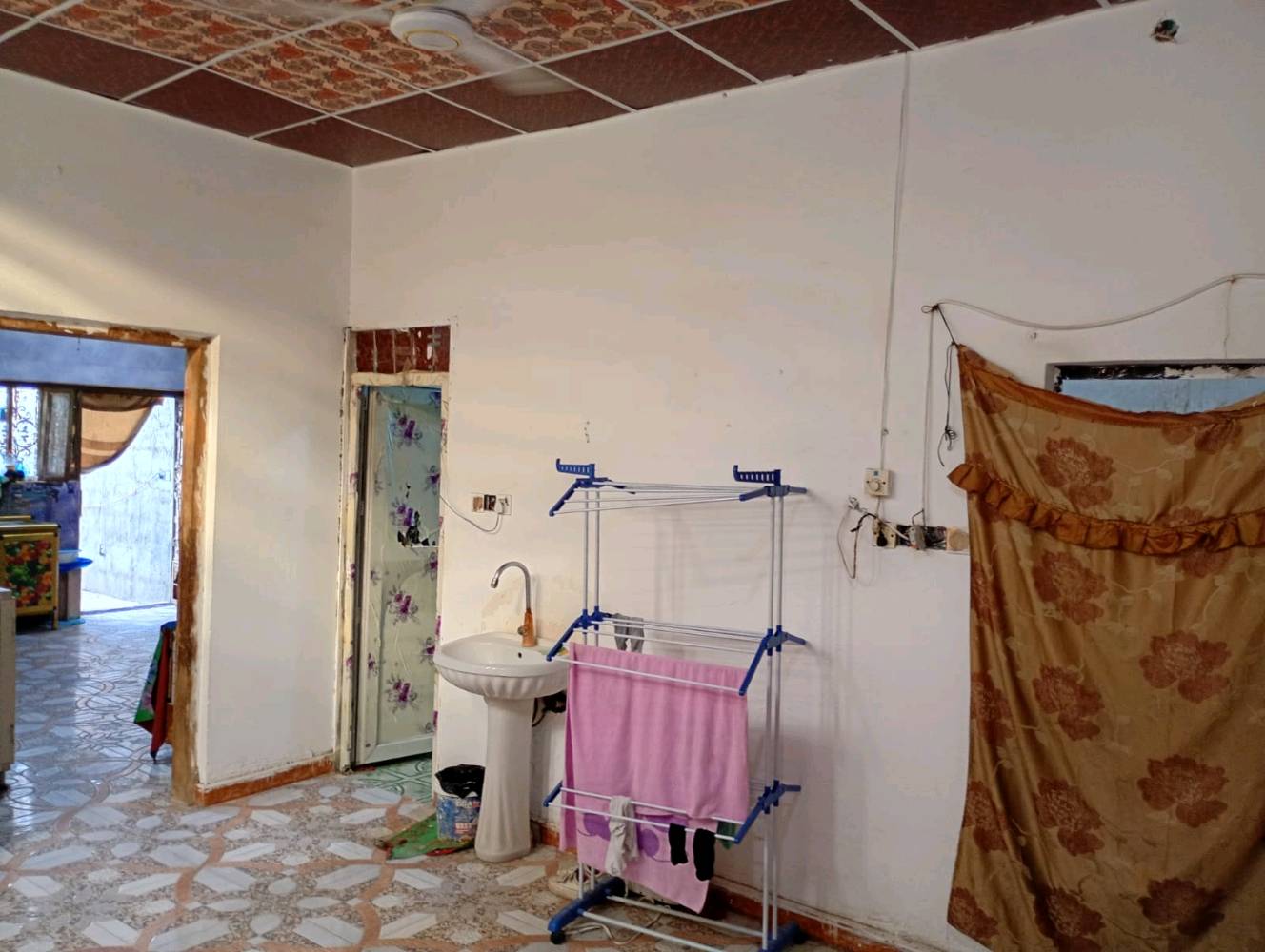 السلام عليكم البيت بلدية للبيع في ابي الخصيب عويسان شارع القصور قرب شارعالشهيد حسين الكناني داخل الفرع 
سعر 56 بيه مجال و قابل للتفاوض و البيت بعده جديد و البيت يحتوي على قرفتين2 ومنور و هول و صحيات داخليه و مطبخ و استقبال و ديوانيه و صحيات خارجية و كراج اتساع سيارة كبيره مساحته البيت 200 متر 
رقم الهاتف تواصل واتساب ***********