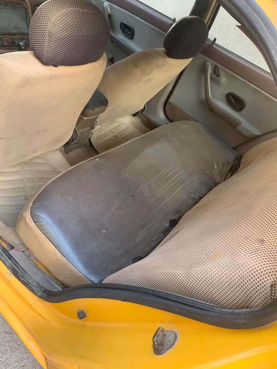 السلام عليكم سمند موديل ١٢ سيارة نضيفه حداديه مكينه كير نضيفات قطعه صبغ بيها الباقي شركه  بسمي امصفرة هيه وغرامات رقم***********العنوان الامين مقابيل بانزين خانه جبهه.سعر 37وبيها مجال
