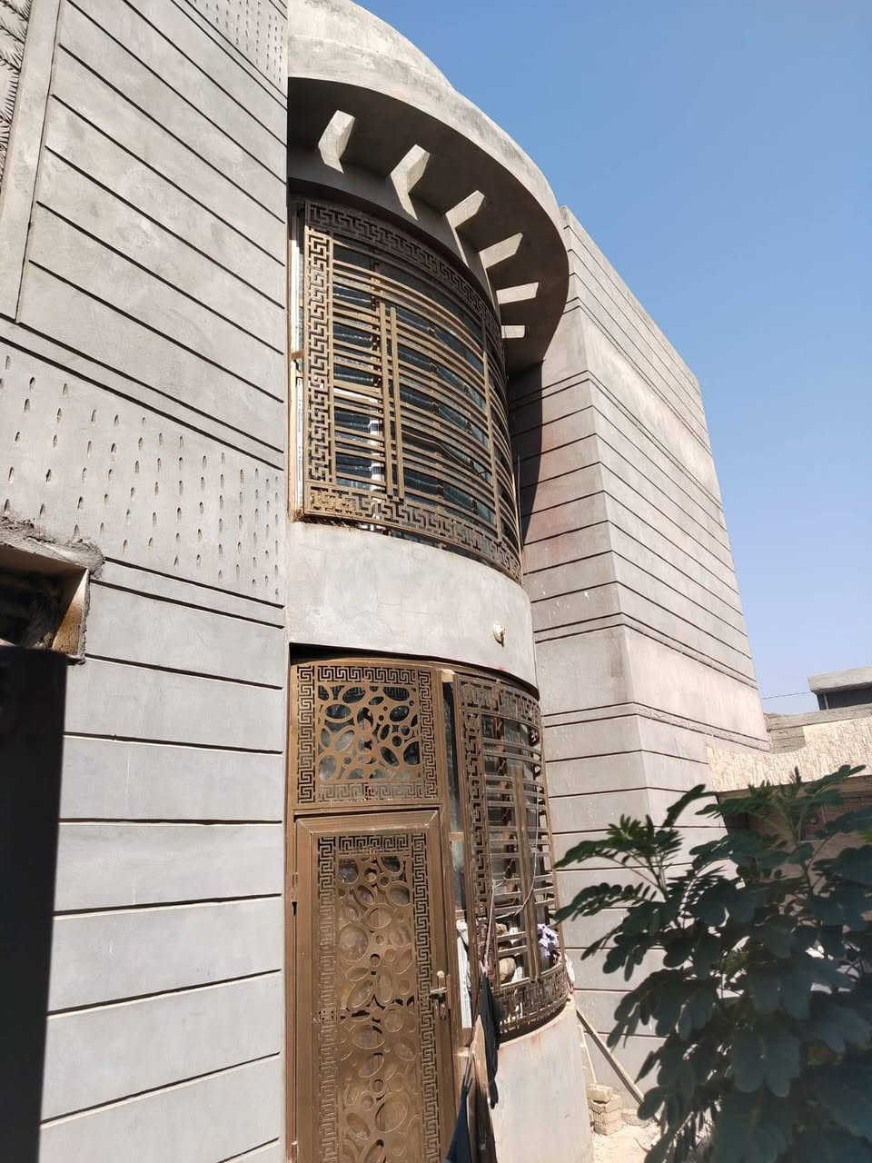 بيت للبيع طابو زراعي سند ٢٥ اصولي كافة الخدمات مساحه ٢٥٠ بناء حديث ١٨٠ طابقين والباقي حديقة وقطعة مجاوره الجمعيه قريب مدرسة نبع المعرفه ثاني فرع وقريب للشارع للاستفسار *********** الخاص مفتوح @إشارة
