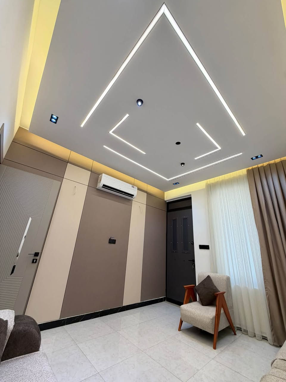 بيت 50 متر  ثلاث طوابق🏠
و هيكل 50 متر ثلاث طوابق

البيت ثلاث غرف نوم حمام خارجي 1 داخلي 2 
استقبال مطبخ 
وكما موضح بلصور والفيديو 
بناء درجة اولى وموثث كامل سقف عالي جميع شبابيك المنيوم 
كتائب حماية لسطح وسقيفة 
تانكي كبير وبوستر نازل تاسيسات امل الشريف بورسلين الواح 

والهيكل نفس تفاصيل البيت 

الموقع📍 :حي دجلة شارع الابداع 
***********  رقم الهاتف واتساب ايضاً
