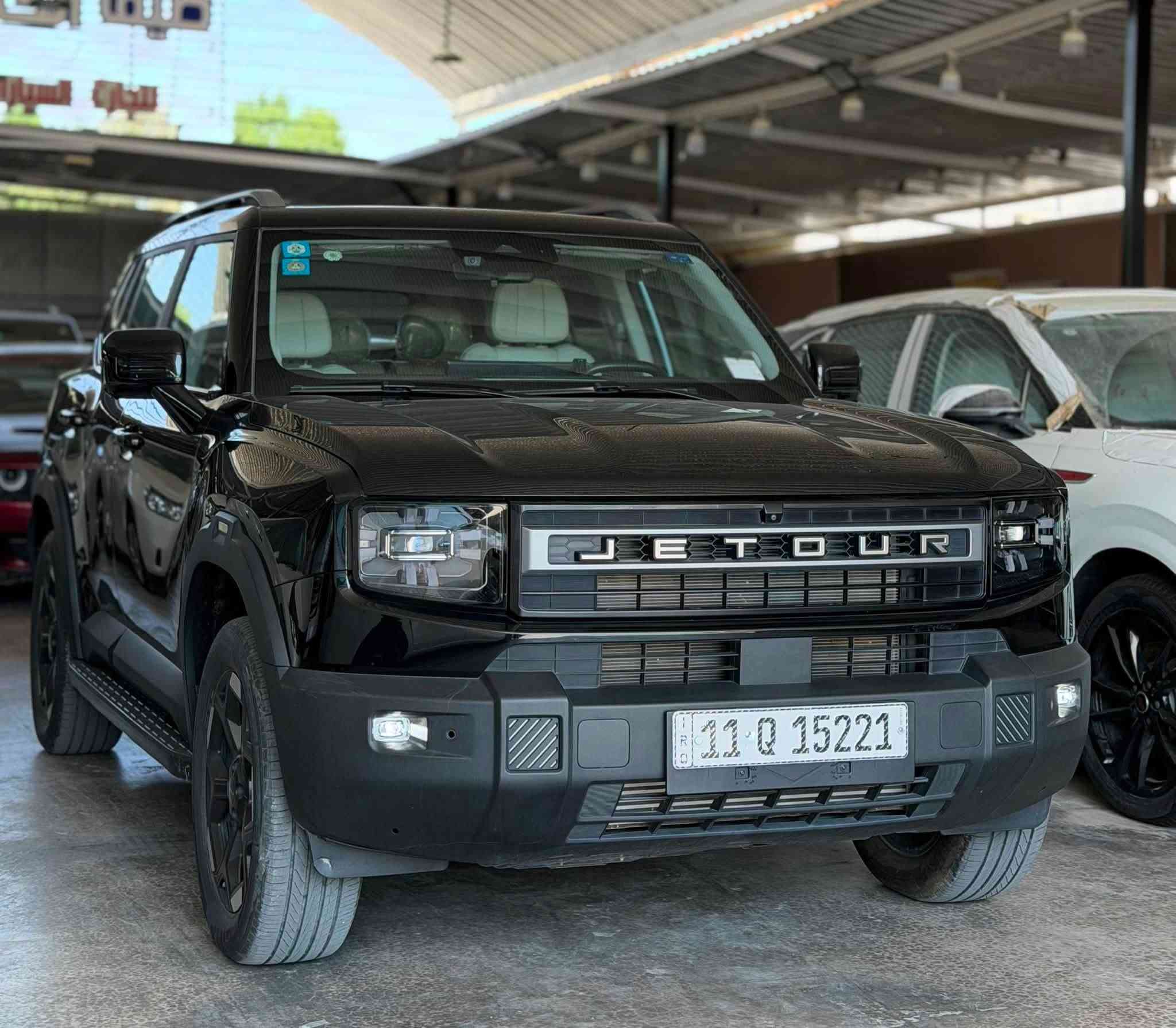 جیتور  2025       T1 LUXURY
فوووول اعلى فئه
المحرك: 4 سلندر تيربو 
المسافه المقطوعه / 29k  الاف
يوجد طخه بين البابين بسيطه كما موضح في الصورة 
ضمان  10 سنوات او 1,000,000 كم  من وكيلها شركه هارلم 

المواصفات
* إطارات قياس 20 إنچ
* فتحة سقف بانوراما
* 6  وسائد هوائية
* كاميرات محيطية 540 درجة
* شاشة التحكم  بقياس 15.6 إنچ
* شاشة القيادة بقياس 10.25 إنچ
* نظام أبل كاربلاي وأندرويد أوتو
* نظام أوامر وتحكم صوتي
* بلوتوث / هاتف السيارة
* نظام صوتي متطور 12 سماعة من Sony
* شاحن هاتف لاسلكي سريع
* رادار تفاعلي
* تحذير مغادرة المسار
* نظام القيادة شبه الذاتية
* نقطة عمياء
* حساسات أمامية
* حساسات خلفية
* نظام الفرامل اليدوية الاوتوماتيكي Autohold
* 7 أنظمة قيادة تشمل انظمة الطرق الوعرة
* مقصورة الركاب من الجلد الفاخر والكنتارا
* مقعد السائق والراكب كهربائية  ومبرده
* ذاكرة لحفظ وضعيات الجلوس للسائق والراكب
* مسند الذراع الوسطي مع ثلاجة
* إنارة محيطية
* إنارة ترحيبية
* المرايا الجانبية قابلة للطي كهربائياً
* مرايا بخاصية التعتيم الذاتي
* دخول ذكي (بصمة)
* تشغيل عن بعد
* مصابيح أمامية أوتوماتيكية زينون مع مصابيح نهارية LED
* التكيف التلقائي مع الضوء القريب والبعيد
* دوسات جانبية
* خاصية إغلاق الشبابيك وفتحة السقف عن بعد
* نظام تقليل الضجيج النشط
* نظام إيقاف وتشغيل المحرك التلقائي

السعر / 32,700 مليون 
 
الرقم / ***********
