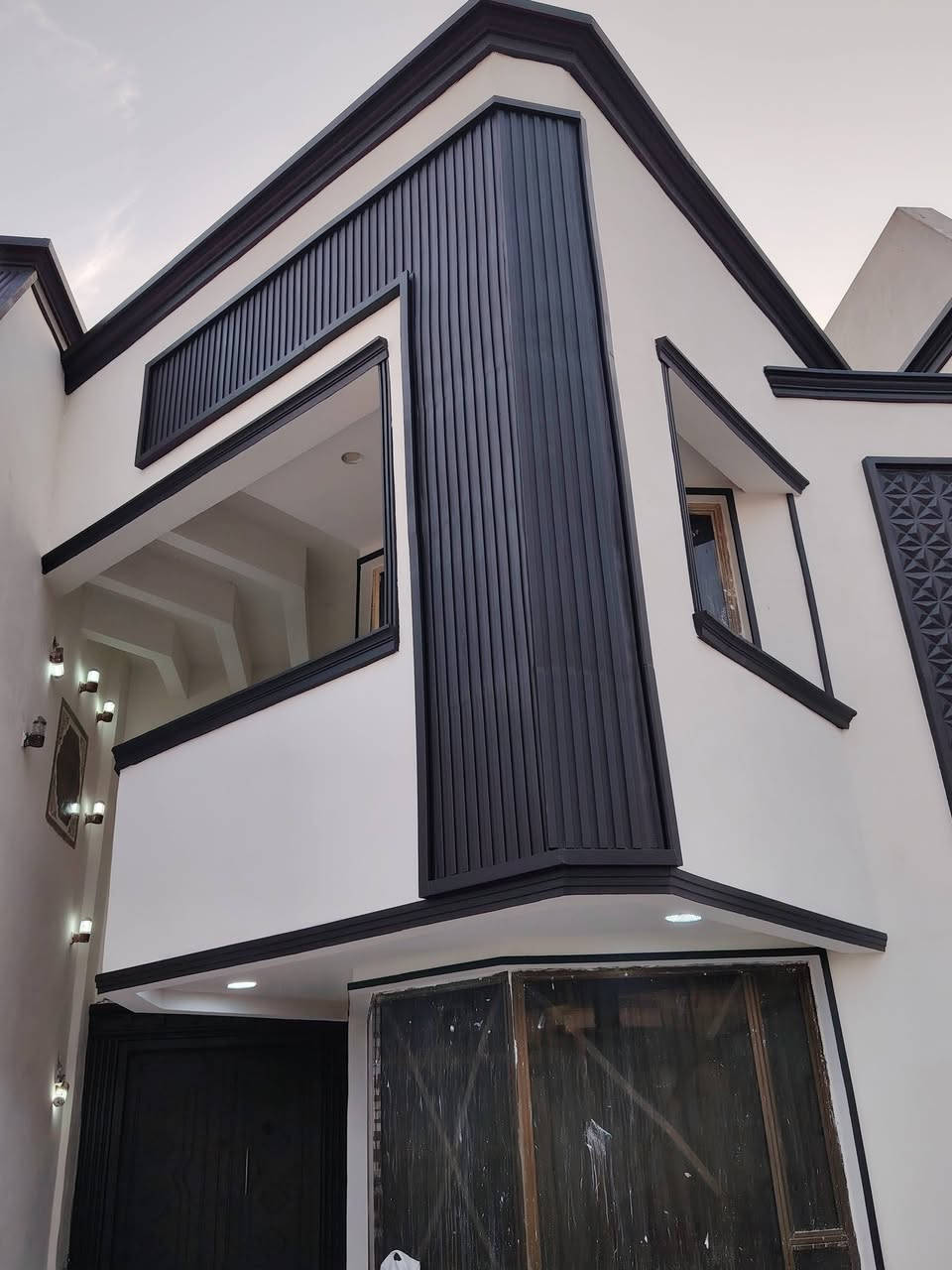 كادر نعمل كافه لاعمال تصميم الواجهيات ب احدث ديكورات لبخ سقل خشن تشميع  سيراميك وتطبيك بورسلين للواجهات جميع انحاء بغداد 📍 *********** واتساب او اتصال 📞
