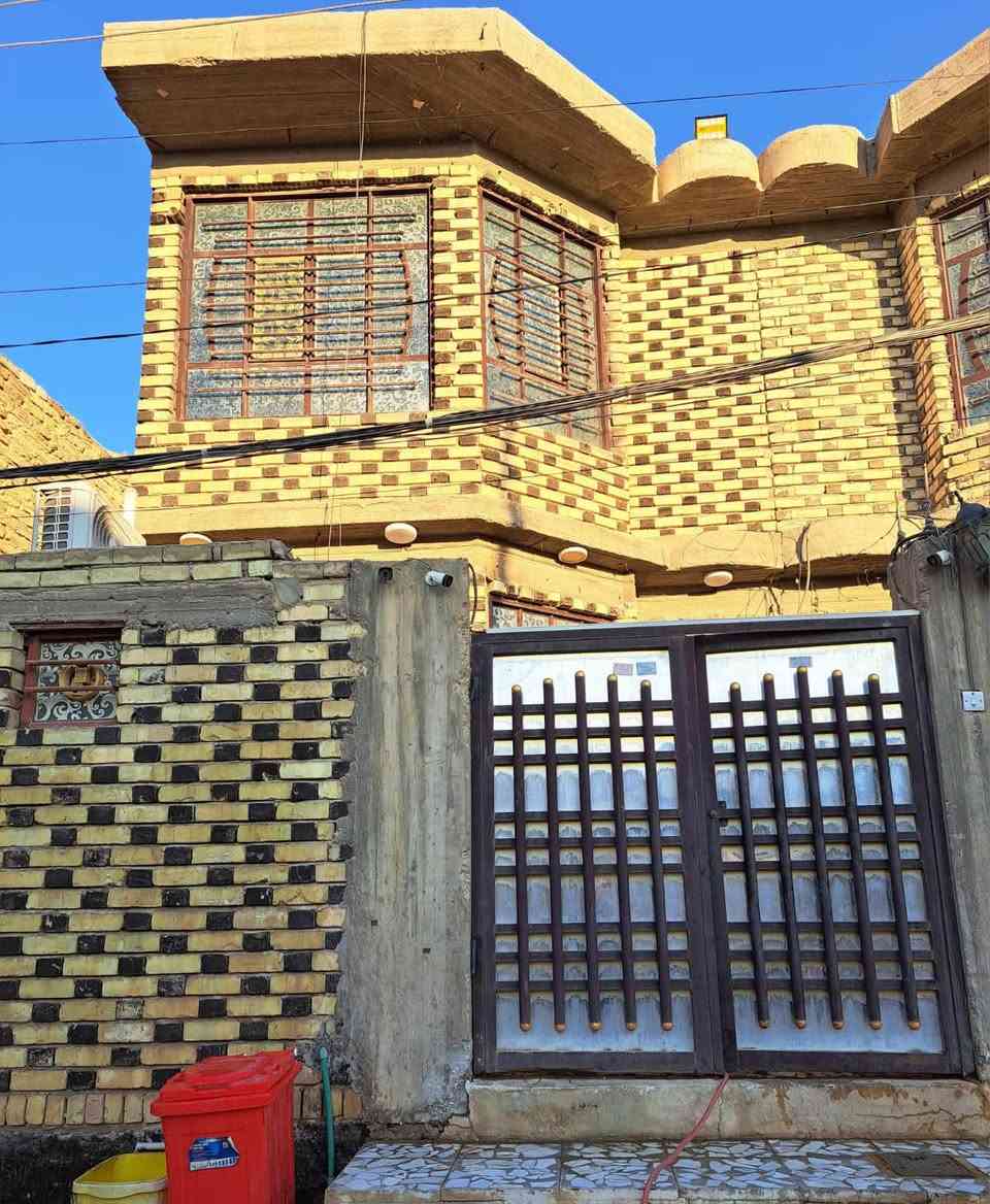 الدار للبيع بناء درجه اولى سنه 2020 في منطقة حي المهندسين المساحه: 105متر الواجهة 5,25 ونزال 20متر.  
الدار طابق ونص يتكون من استقبال وصاله ومطبخ وغرف عدد 2 وصحيات عدد 2
للاستفسار الاتصال على الرقم ***********
