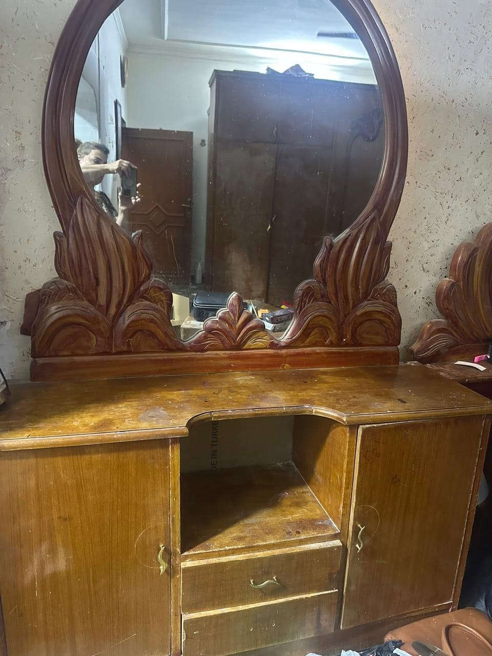 غرفة نوم ٨ قطع 
سرير 
مومديات سرير  عدد ثنين +كومدي زاويه 
زاوية تعليگ مع مكان تخزين 
كنتور ٦ ابواب 
كومدي احذية  ملحق بجراراته
كلها بحاله جدا جيده 
سعرها ٧٠٠ الف 
***********
