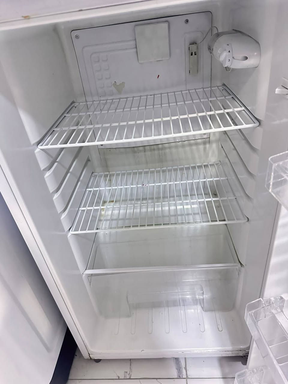 السلام عليكم
ثلاجه 10 قدم سعرها 150 ألف 
مكاني البياع ***********
طباخ فريش مصري ستيل قياس 60
125 ألف قفل
