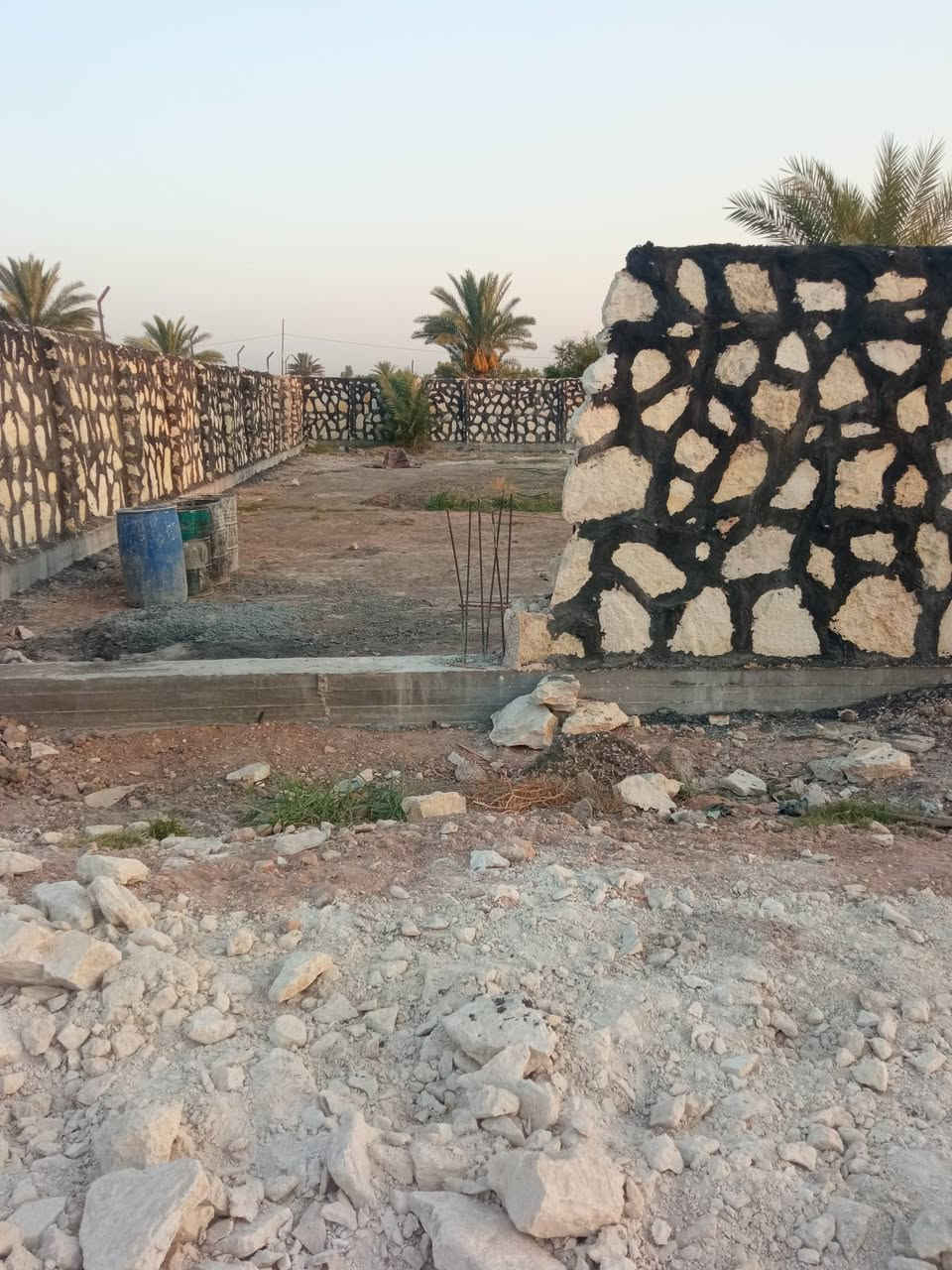 السلام عليكم قطعه ارض للبيع موقع شارع 100 الشارع الرابط بين شارع 100 وبزل حجي علي  قريبه على شارع 100 مساحه 1000 متر واجه 28 تحتوي على بتلو جديد مساحه 200 متر ومسيجه حجر اربع اركان طابو زراعي سند 25 خدمات ماء اساله وكهرباء وشارع سبيس عرض 10 متر مكان هدوء وحلو 

الاستفسار.   ***********
