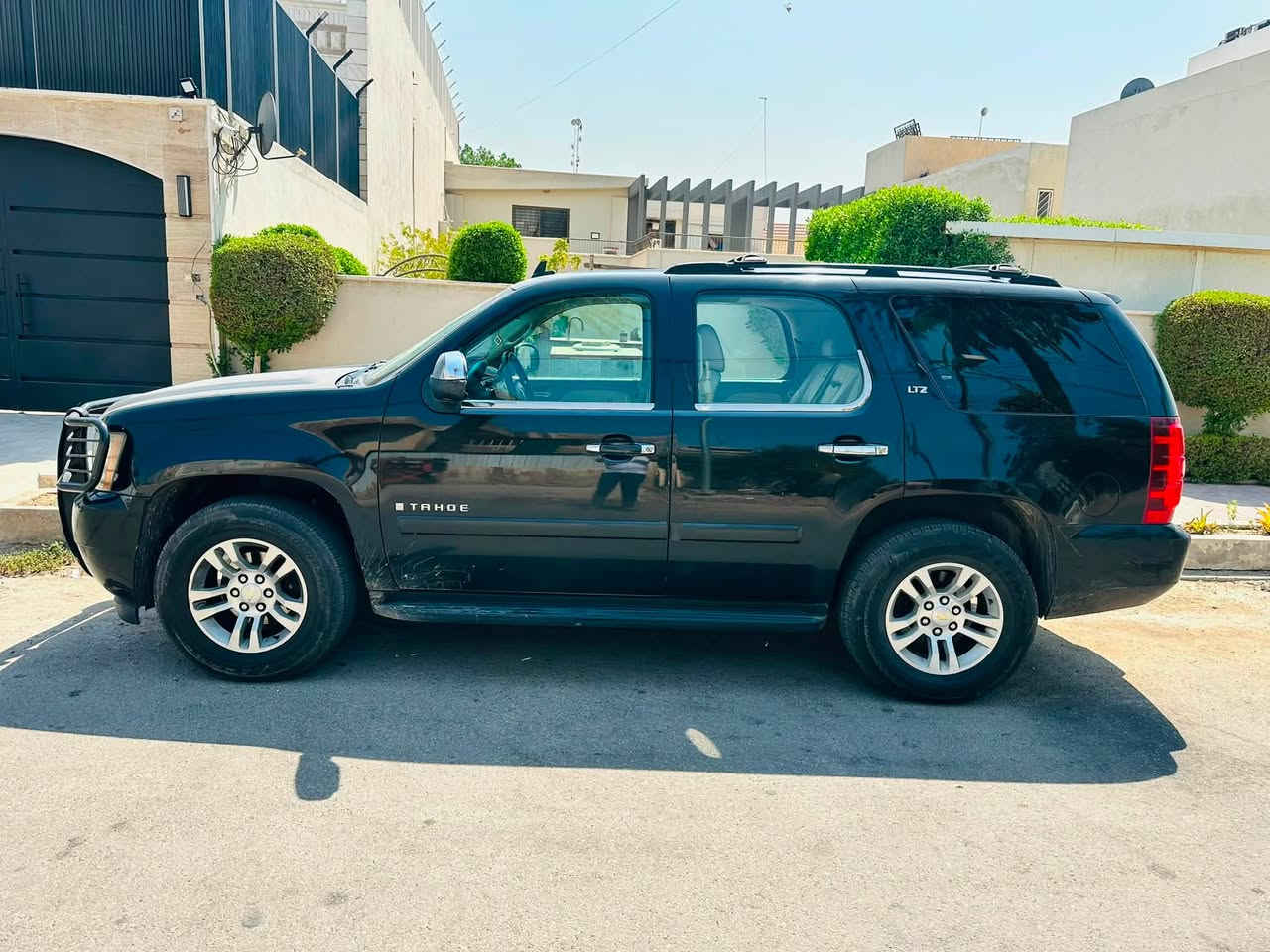 للبيع تاهو LTZ ابتر   اسود فوووول مواصفاات 1/1 كفااااله (كير محرك تبريد ❄️ حداده تخم تاير ) كلها على وضع الشركه 
موديل :٢٠٠٧ بااسمي رقم انكليزي سليمانيه 
كشنات جلد + تدفئة وتبريد 
كامره خلفيه
حساسات خلفيه 
شاشات داخليه 
اشاير بل مري +شفط
كشنات كهربائيه 
تحكم ستيرن كامل + كروز سرعه 
جنطه شفط 
تنته سقف 
ملاحضه : البنيد والقماره جراد قليل بلصبغ الكل تعرف التاهو ولون الاسود :عايفها على وضعها 
#السعر٢٠٠ وبيها مجال #بغداد  ***********
