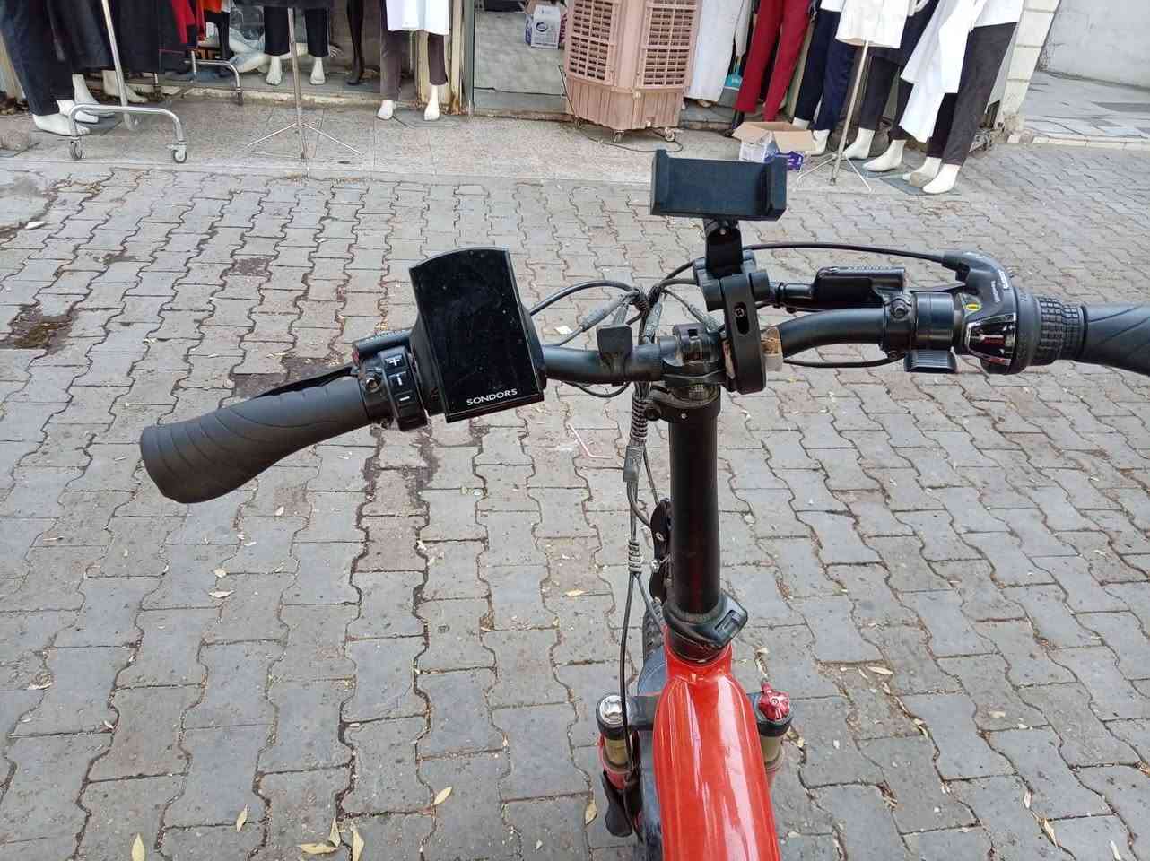 للبيع: بايسكل كهربائي SONDORS Fold بأطارات عريضة (Fat Tire)
المواصفات والتفاصيل:

​البراند: Sondors أصلي.

​النوع: كهربائي قابلة للطي (Foldable) مع شاشة رقمية ملونة تعرض السرعة والمسافة والعداد.

​الإطارات: عريضة (Fat Tire) ممتازة للثبات والسيطرة على جميع أنواع الطرق.

​الإضافات: حامل موبايل على المقود، رف سلة خلفي للغرض، ودمبر/مساعدات أمامية لامتصاص الصدمات.

​الحالة: نظيف جداً وجاهز للاستخدام.

​الموقع: بغداد شارع حيفا 

السعر:  850 الف

للتواصل: ***********
