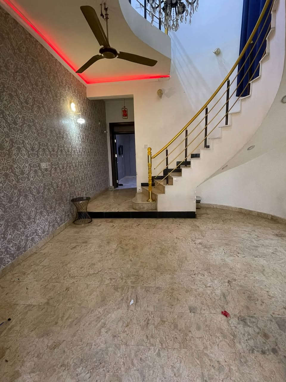 🏠 للبيع مشتمل سكني في حي السكك – قرب تربية سامراء
📐 المساحة: 108 م²
📏 الواجهة: 6 م × النزال: 18 م
📍 الموقع: حي السكك، قرب تربية سامراء
🛣️ شارع: 10 م – مُبلّط

🛏️ عدد الغرف: 3 غرف
✨ غرفتان سويت مع صحيات

🔑 المشتمل فارغ وجاهز للسكن فوراً

📞 للاستفسار عن السعر وباقي التفاصيل:
عبد القادر الورد: ‭***********‬
خالد السامرائي: ***********
