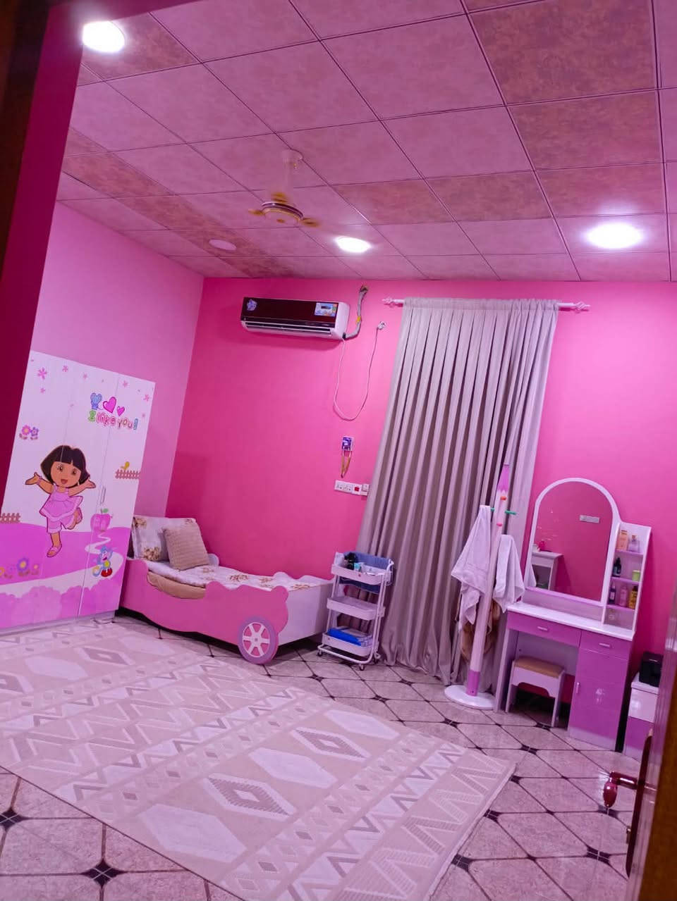 🏠 عرض مميز: بيت طابقين للبيع بمواصفات ممتازة
​فرصة رائعة لامتلاك منزل متكامل بتصميم مستغل بدقة ومساحات مريحة تناسب العائلات الكبيرة، في موقع حيوي وقريب من الخدمات.
​📍 الموقع والعنوان:
​العنوان: طريق العوجة - خلف المستشفى الصيني.
​الشارع: شارع روضة ماما كفاح.
​📌 المواصفات العامة:
​المساحة الكلية: 200 متر مربع.
​الأبعاد: 10 × 20 متر
​مساحة البناء: 150 متر مربع.
​عدد الطوابق: طابقين 
​📐 التقسيم الداخلي للمنزل:
​🔹 الطابق الأرضي:
​الاستقبال: ديوان مستقل ومريح لاستقبال الضيوف + صالة عائلية واسعة.
​غرف النوم: غرفتين (2) 
​ مطبخ 
​الخدمات: حمام داخلي مفصول + حمام خارجي إضافي.
​🔹 الطابق الأول:
​غرف النوم: 3 غرف نوم واسعة.
​المطبخ: مطبخ ثانٍ (يوفر استقلالية تامة للطابق).
​الخدمات: حمامات مفصوله 
​السعر المطلوب: 160 مليون قابل للتفاوض
للاستفسار:***********
