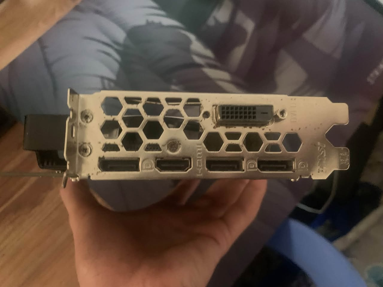 السلام عليكم كرت شاشه Gtx 1080 8gb يشتغل طبيعي لكن بيه مشكله لما يزيد الاداء تكوم اللعبه تقطع حلها لازم تنصي ال power من msi after  (هاي مشكلته بس و تتصلح المشكله)  نظافه ٩٩٪؜ السعر  ١٥٠ الف / ***********
