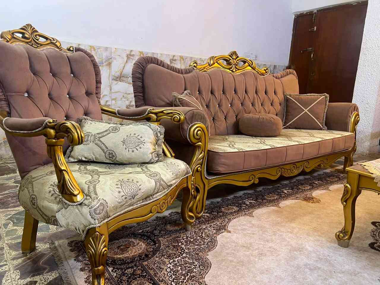 تخم ملكي تركي خشب زان عشر مقاعد مع طبله وسطيه نظيف جداً بدون ضرر مكانه المنصور *********** السعر ٧٥٠
